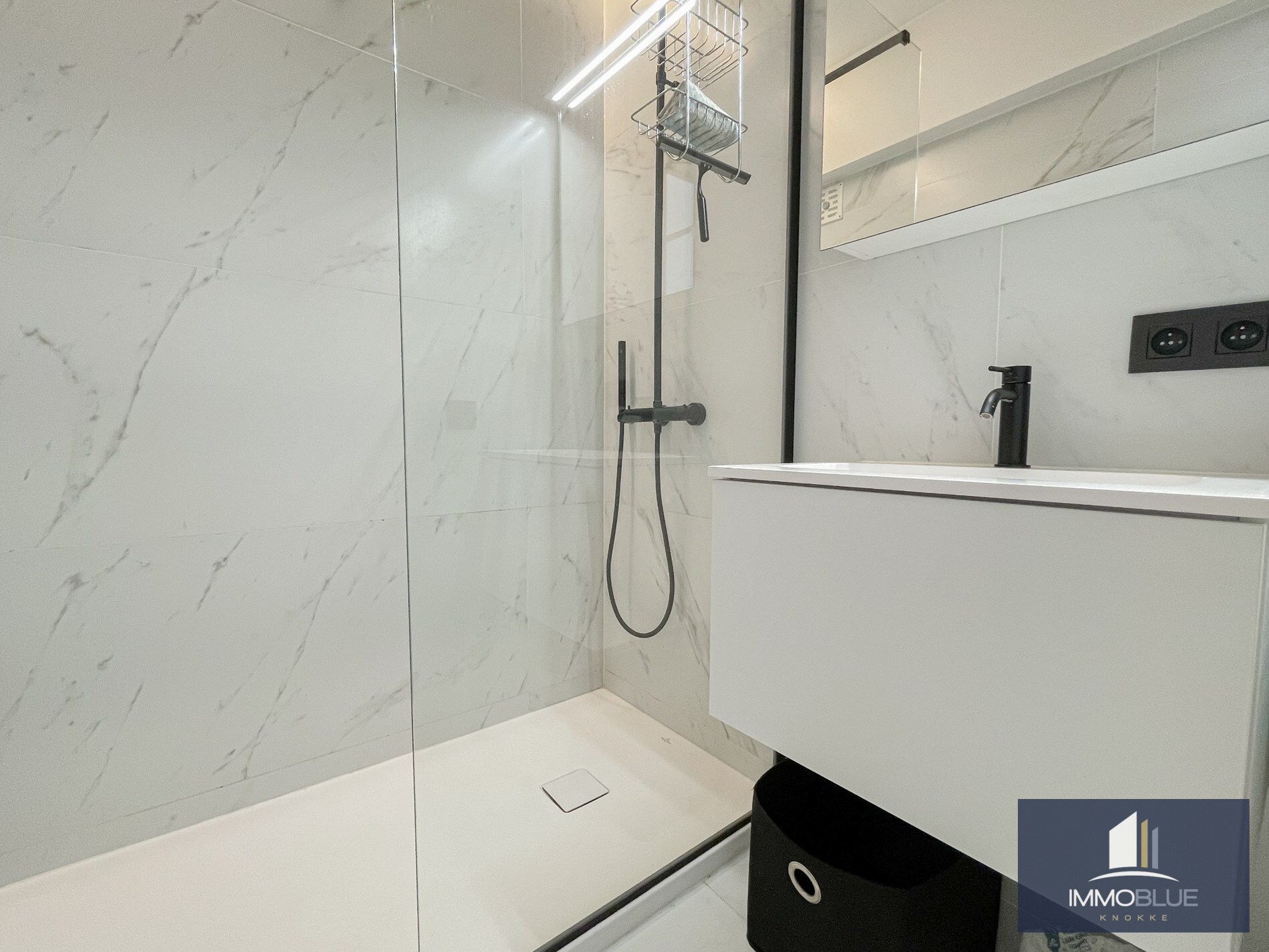 Recent tijdloos gerenoveerd appartement gelegen op de Kustlaan. 