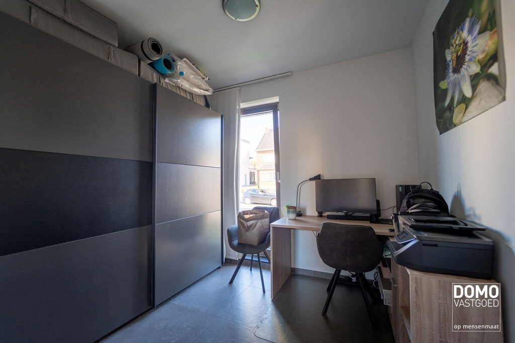 RUIM GELIJKVLOERS APPARTEMENT MET 2 SLAAPKAMERS, TERRAS EN PARKEERGELEGENHEID TE HASSELT (SINT-LAMBRECHTS-HERK) 