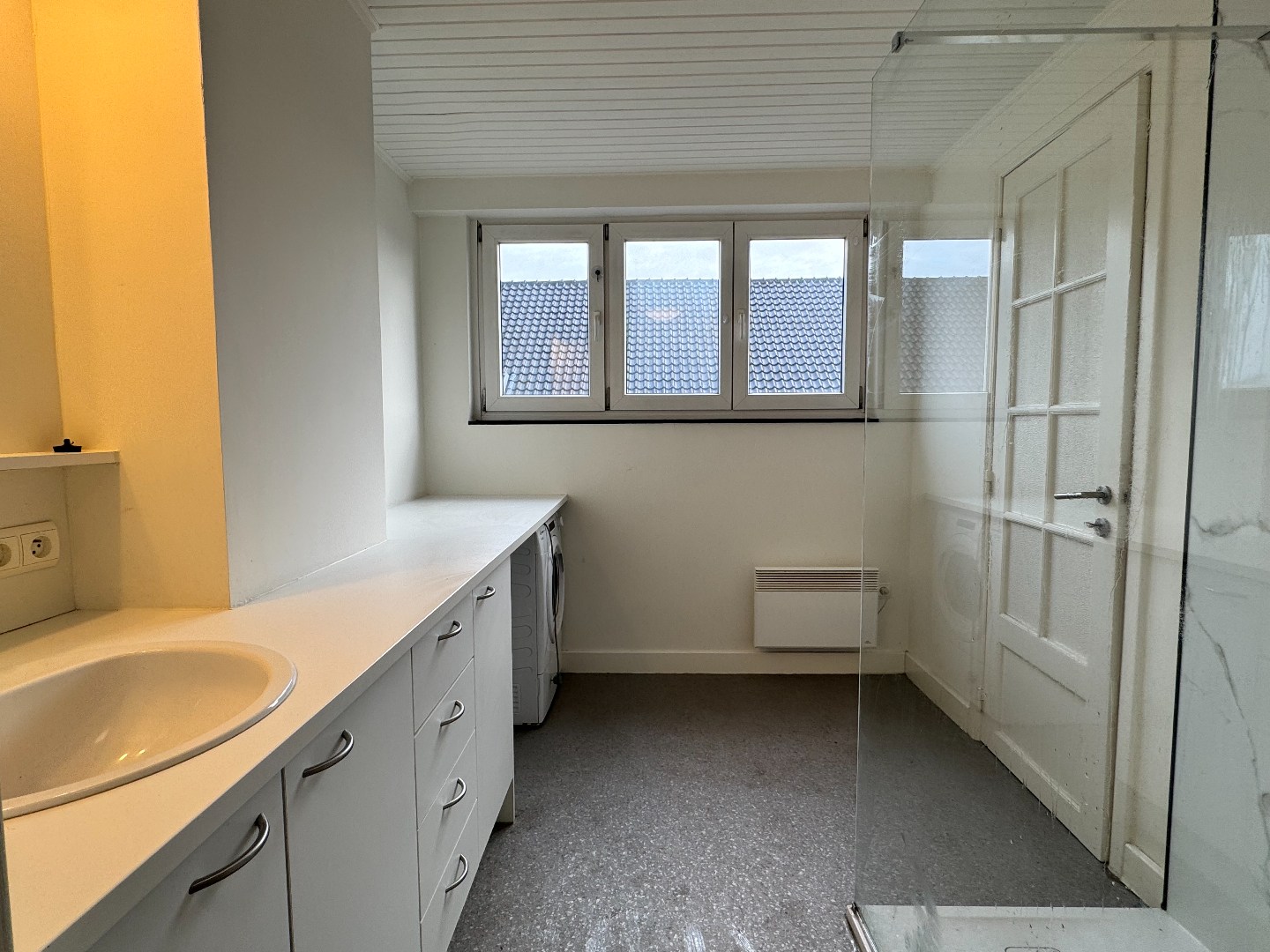 Verzorgd appartement met 2 slaapkamers en garage. 