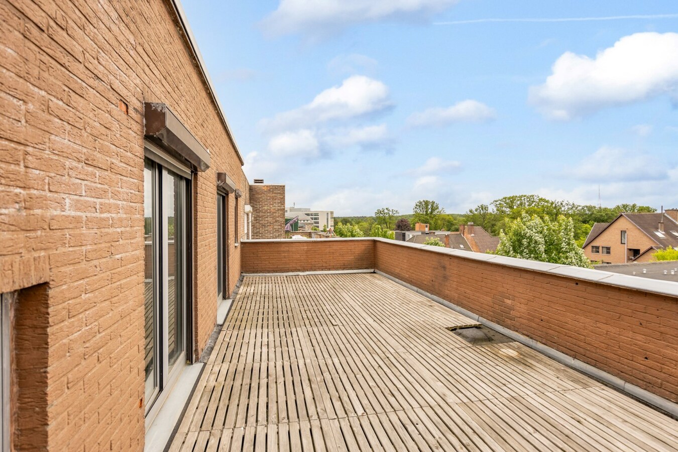 Unieke penthouse studio mét slaaphoek en topterras in het centrum van Genk! 