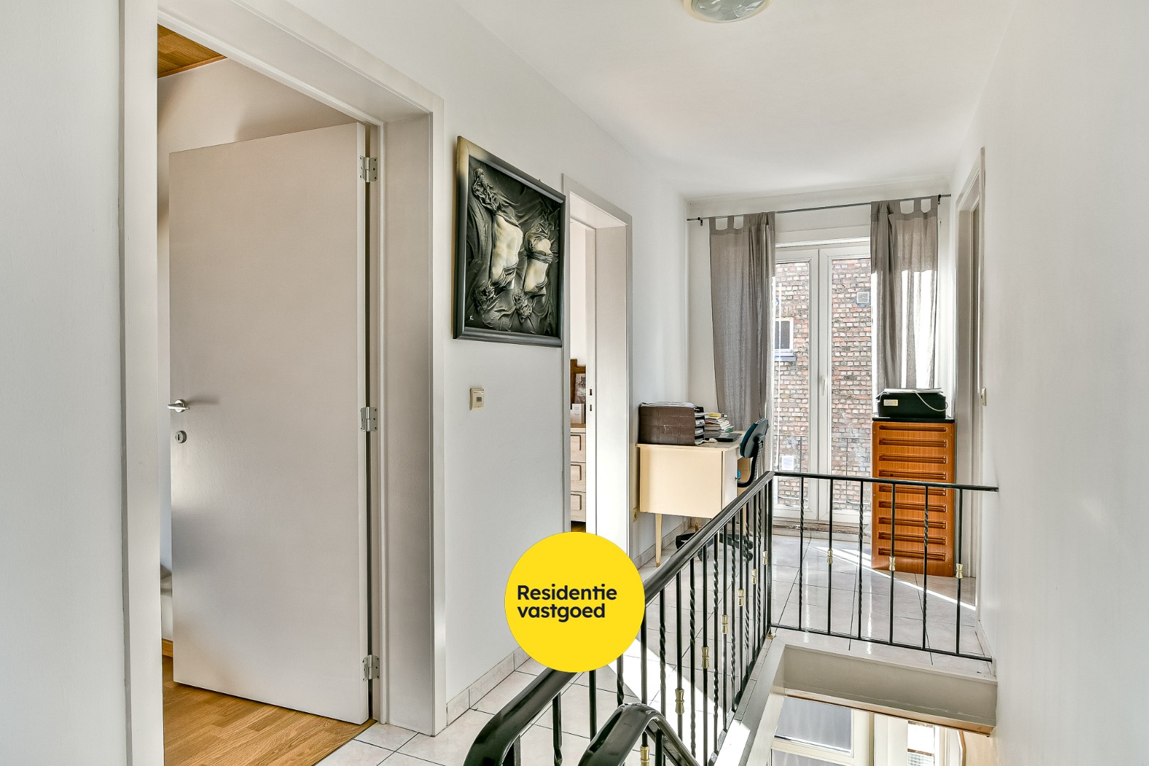 Halfopen woning met drie slaapkamers, tuin en garage 