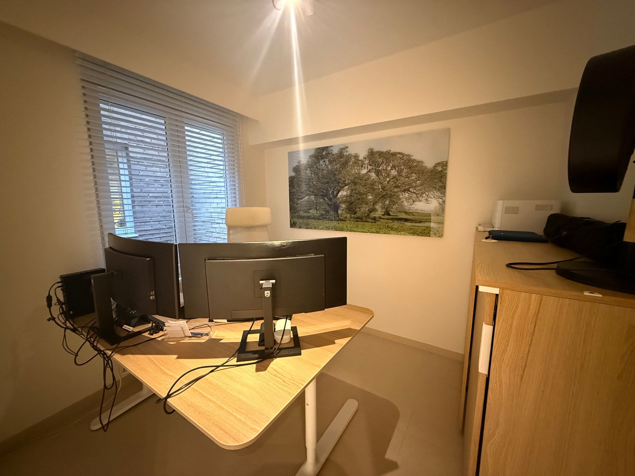 ONGEMEUBELD - Ruim appartement (3 slaapkamers) met een PRACHTIG ZICHT op het groen en de villa's, in het Zoute. KAN OP VENNOOTSCHAP GEHUURD WORDEN. 