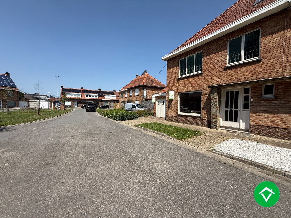 Stevige woning met 3 slaapkamers, tuin en garage in een rustige wijk te Rumbeke 