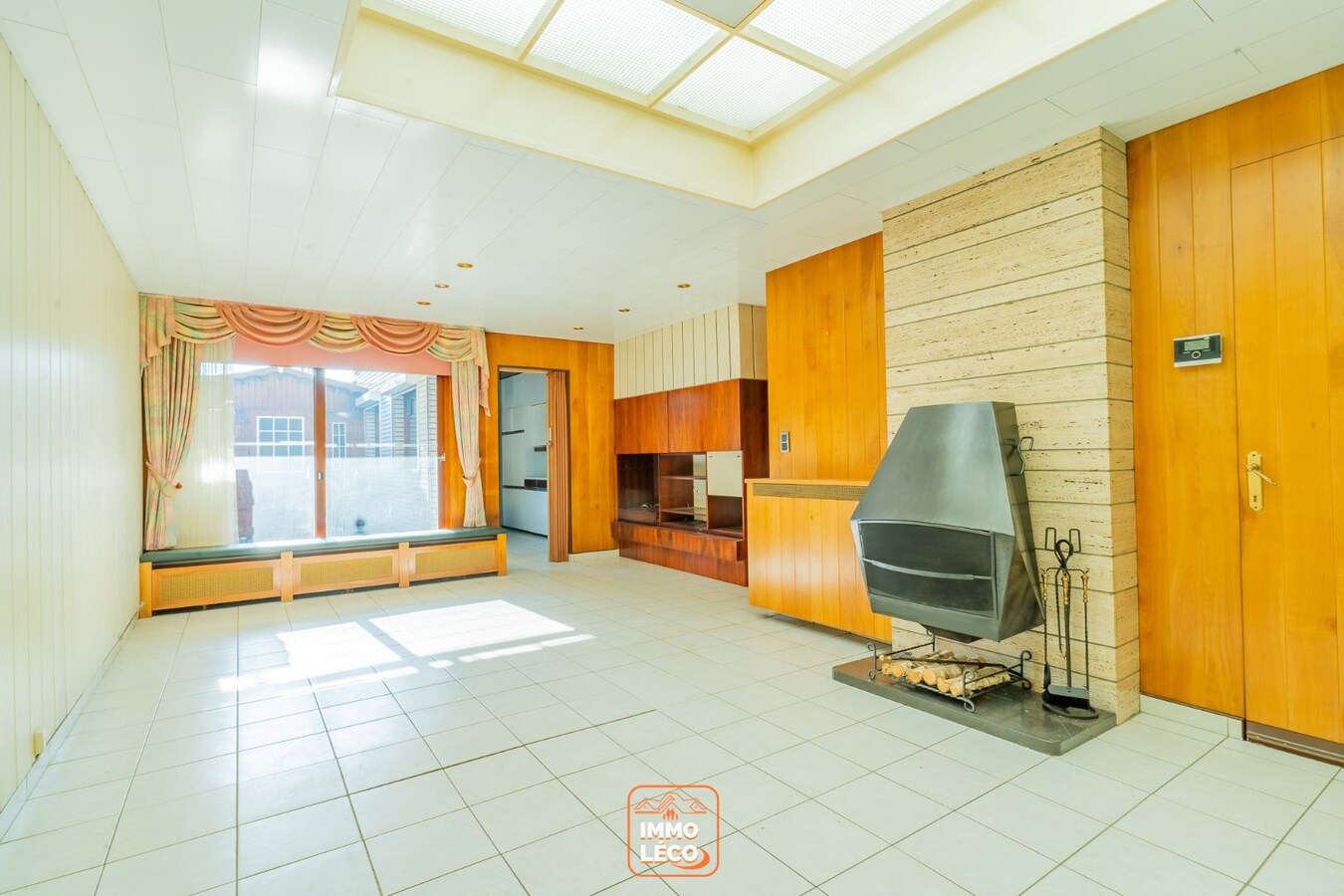 Maison offrant un excellent potentiel avec terrasse et garage inclus, dans une rue calme proche du centre-ville ! 