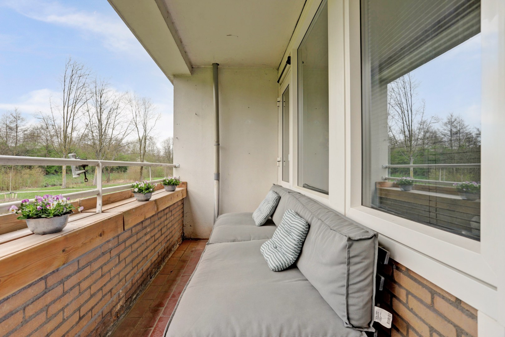 Zonder klussen te betrekken, instapklaar 3-(voorheen 4) kamer appartement met moderne keuken en badkamer, 2 balkons, berging in de onderbouw en gelegen op eigen grond! 