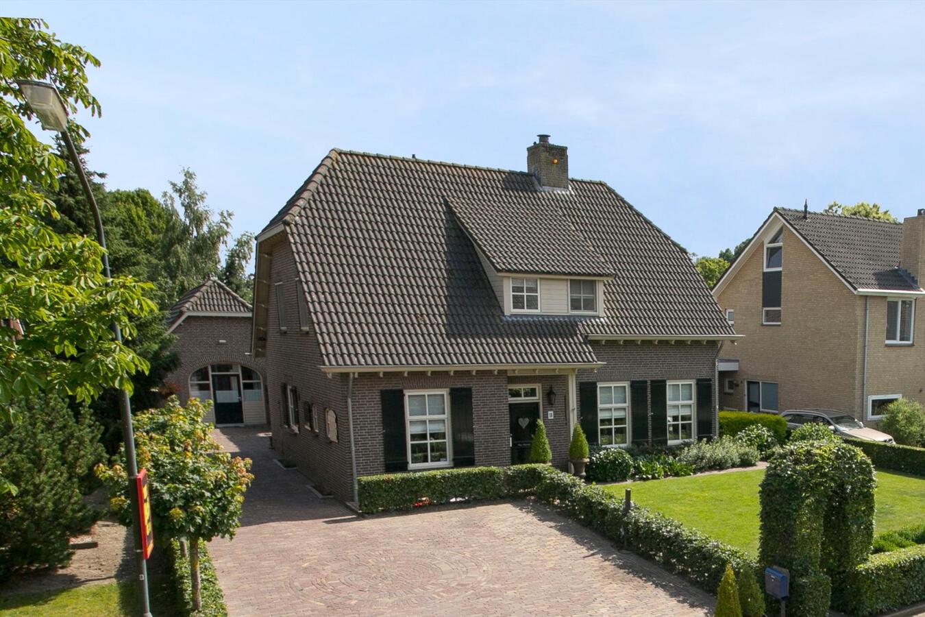 Vrijstaande woning met grote garage, 4 slaapkamers en ruime zolderverdieping. 