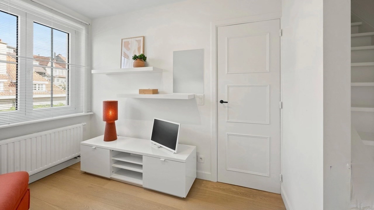 Gezellige villa in een paadje op een zeer centrale ligging, net naast het commerciële centrum van Knokke en op wandelafstand van de zee. 