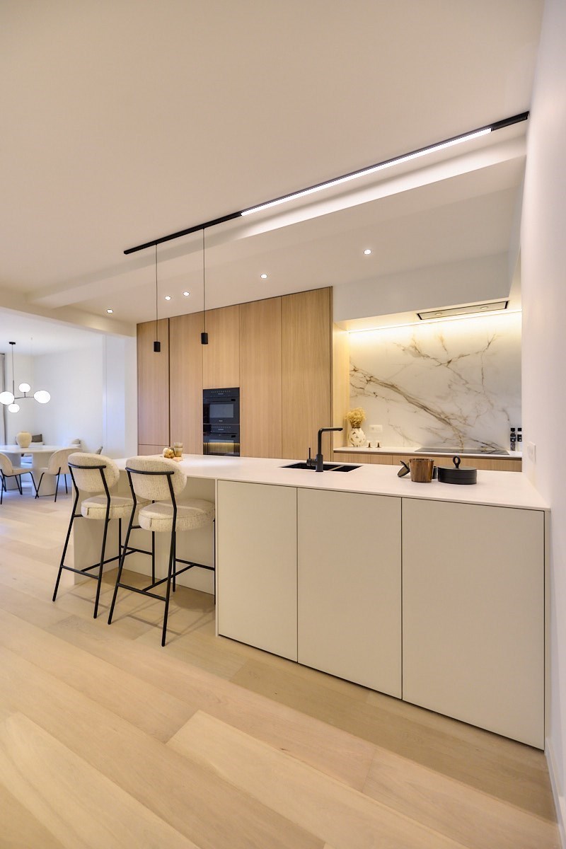 Appartement entièrement rénové avec 4 chambres, situé au centre de Knokke, près de l'avenue Dumortier, avec vue latérale sur la mer. 