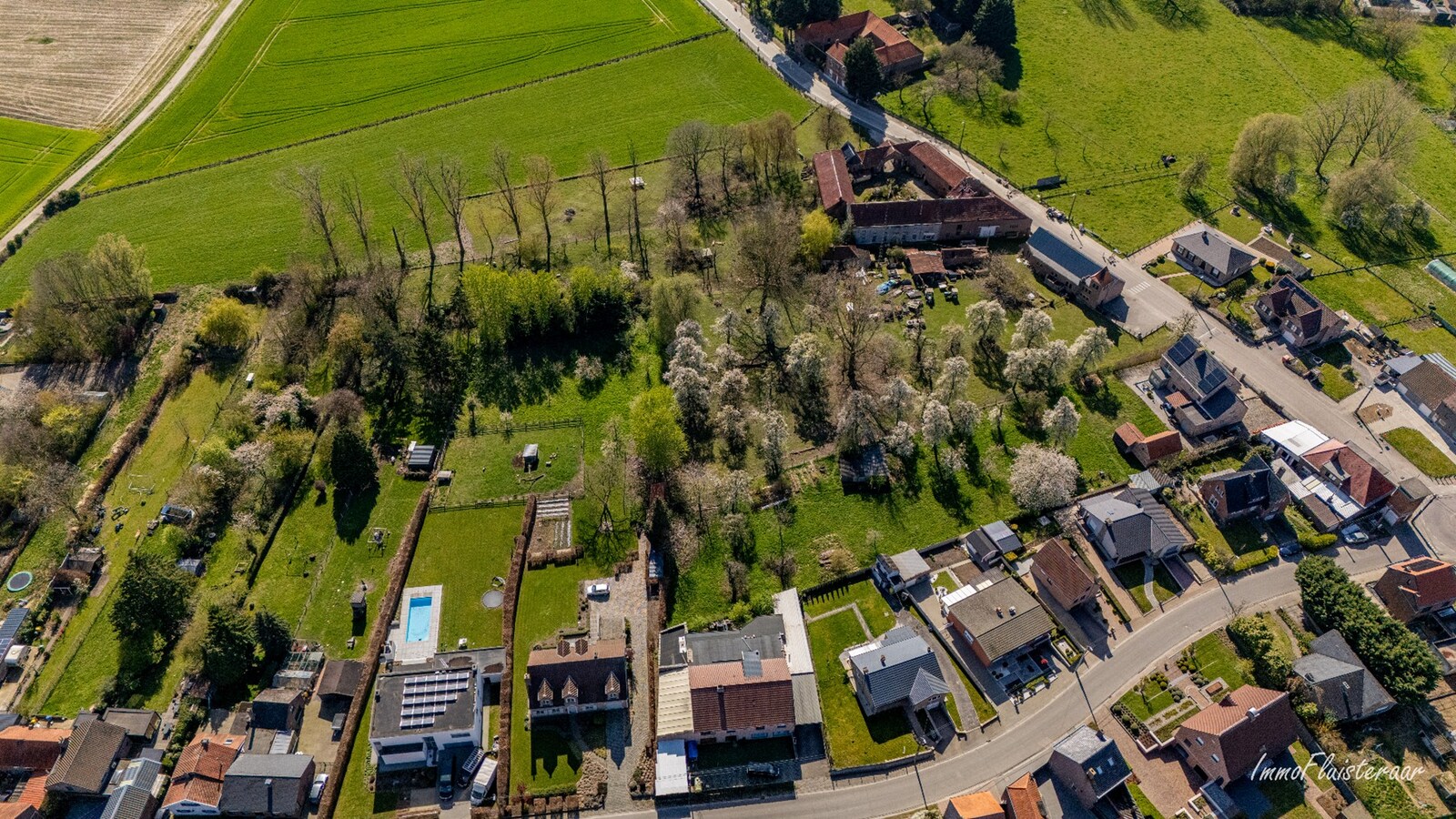 Te renoveren vierkantshoeve op een ruim perceel van ca. 2,6ha te Kortenaken 