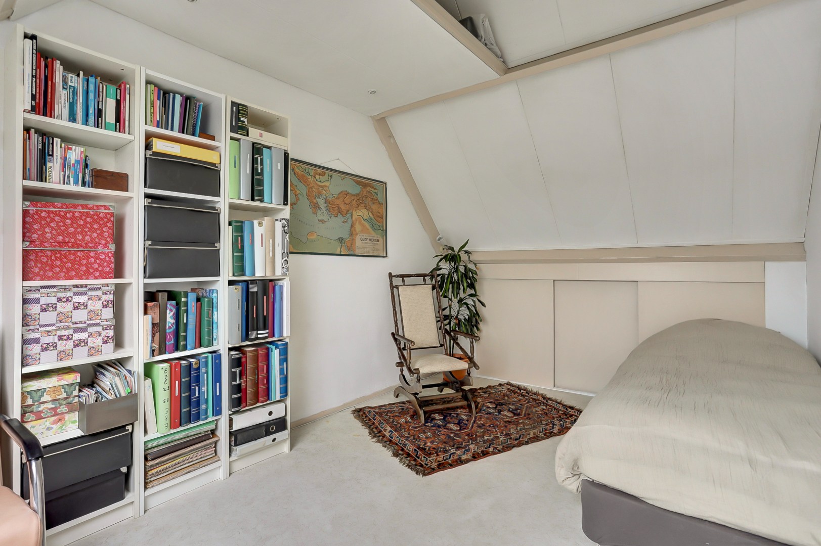 Ruime 5-kamer tussenwoning met inbouw keuken, moderne badkamer, 4 slaapkamers, ruime tuin gelegen op het zuidwesten. 