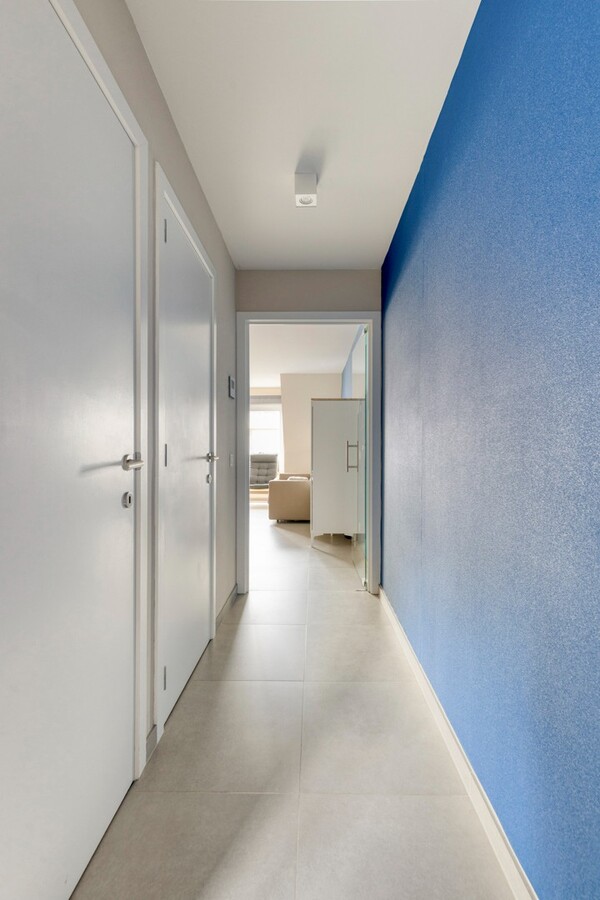 Appartement à la déco moderne situé au 5e étage, rue Ankerweg, à La Panne : un point de départ idéal pour profiter pleinement de la vie au bord de la mer. 