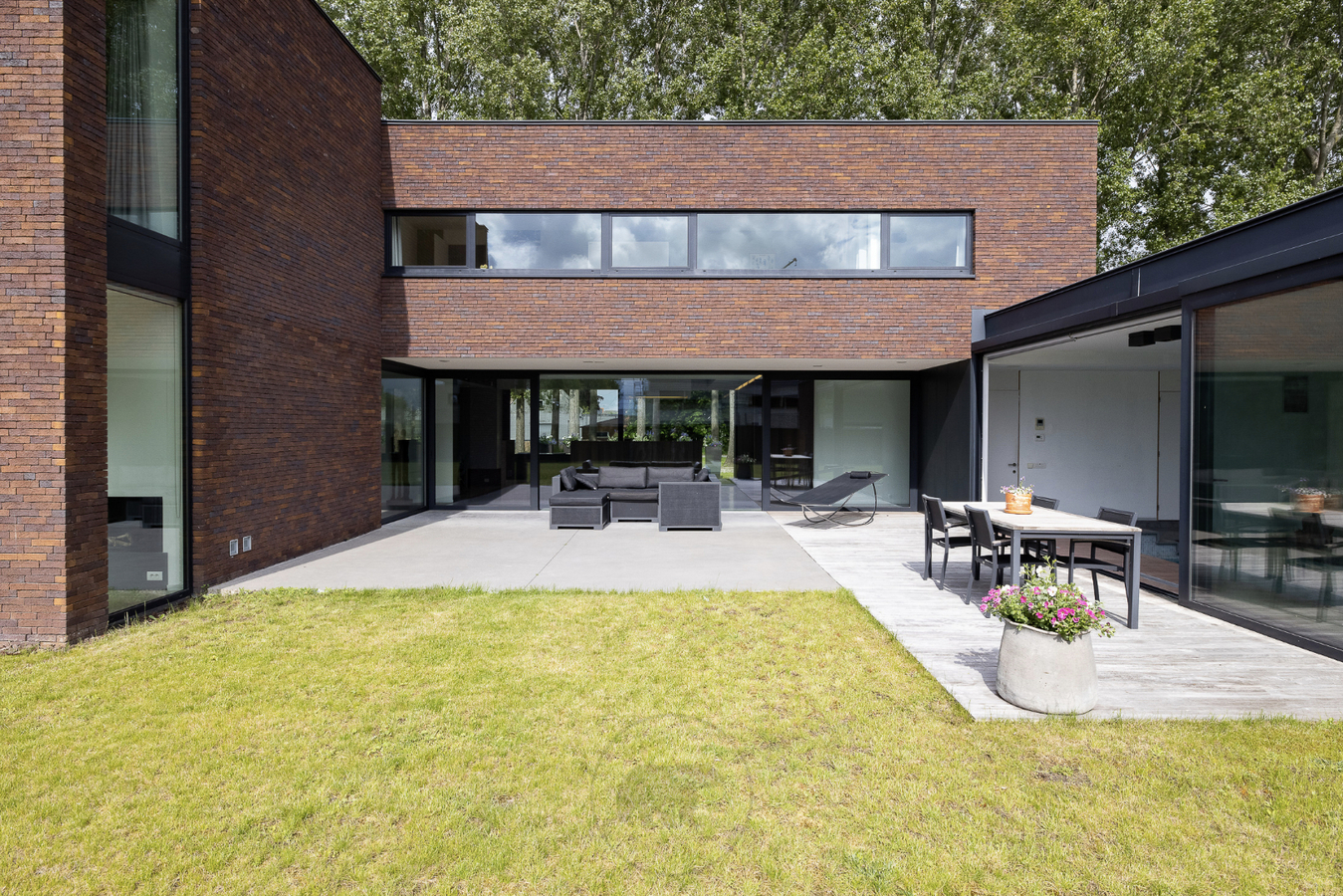 Buitengewone design villa op unieke ligging te Lochristi 