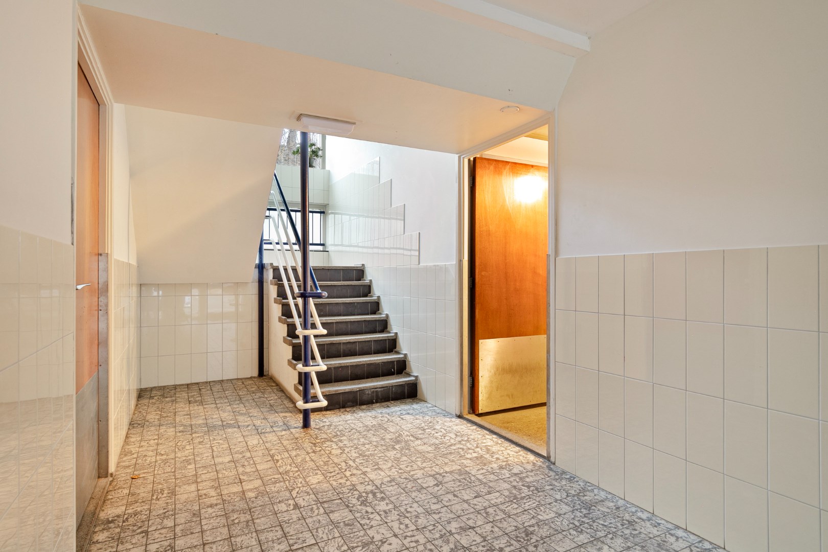 Instapklaar 3 kamer appartement op de 1e verdieping met keurige keuken en badkamer, balkon op het zuidoosten, berging in de onderbouw en gelegen op eigen grond. 