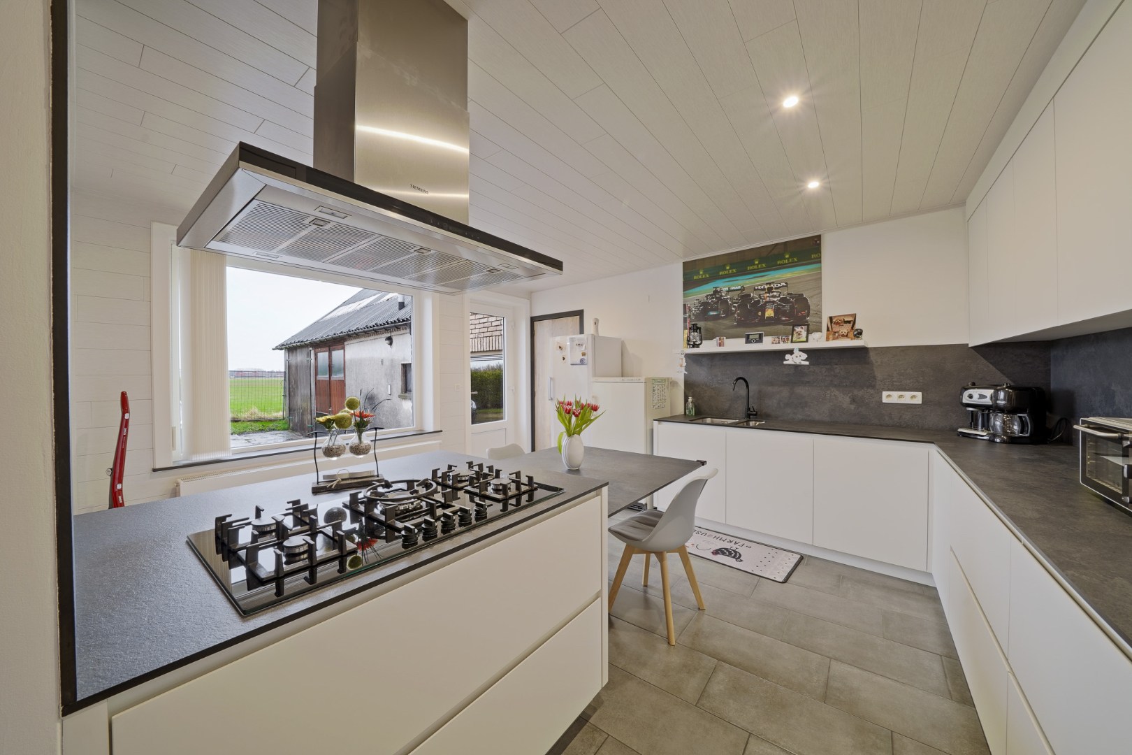Alleenstaande woning op ruim perceel met vernieuwd woongedeelte en loods (80 m²) 
