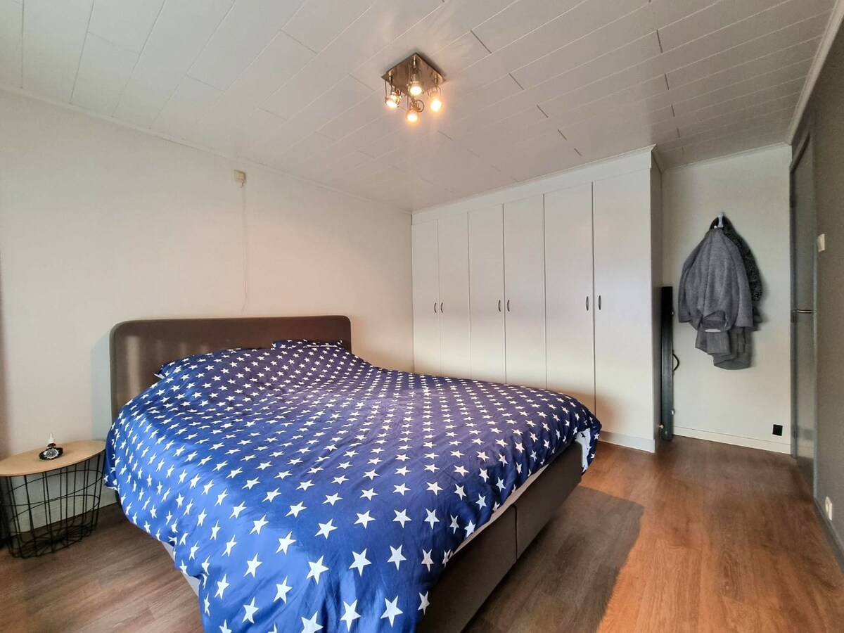 Halfopen woning met garage en dubbele oprit te Heist 