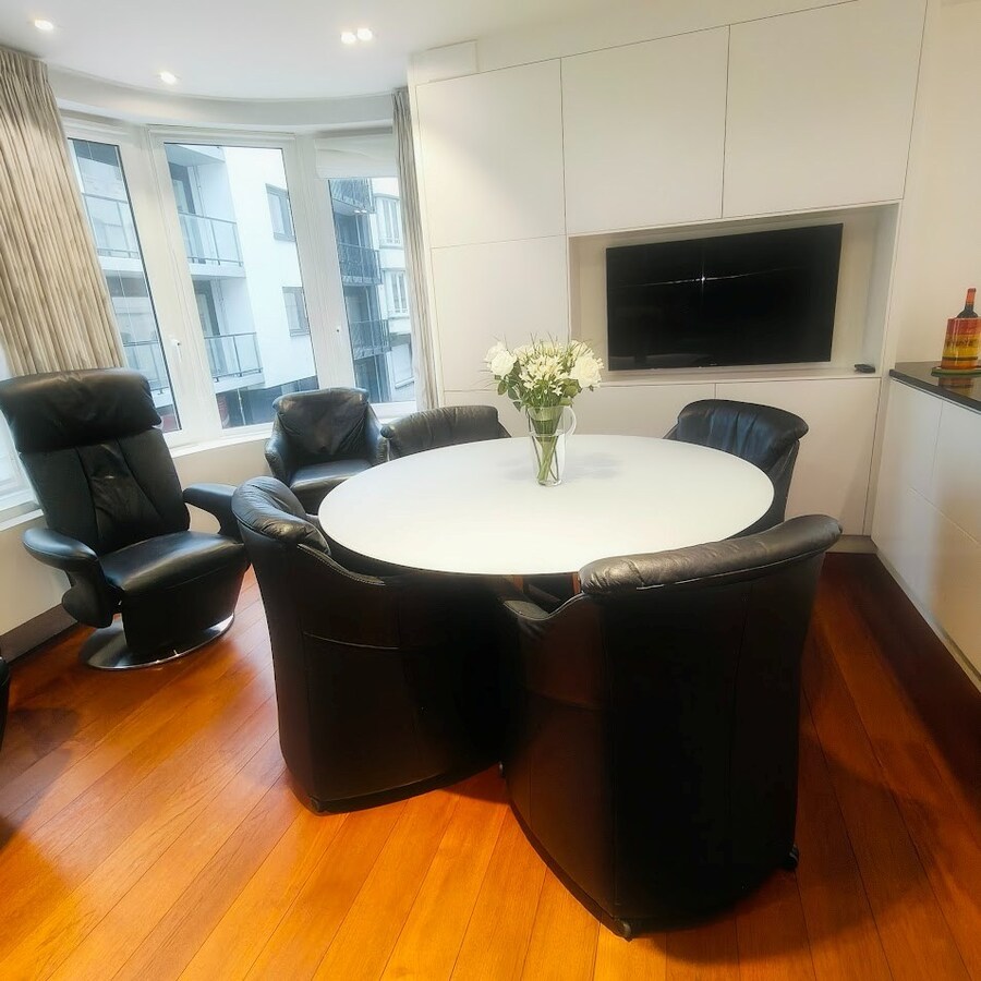 Instapklaar bemeubeld hoekappartement met 2 slaapkamers te koop in Oostende 