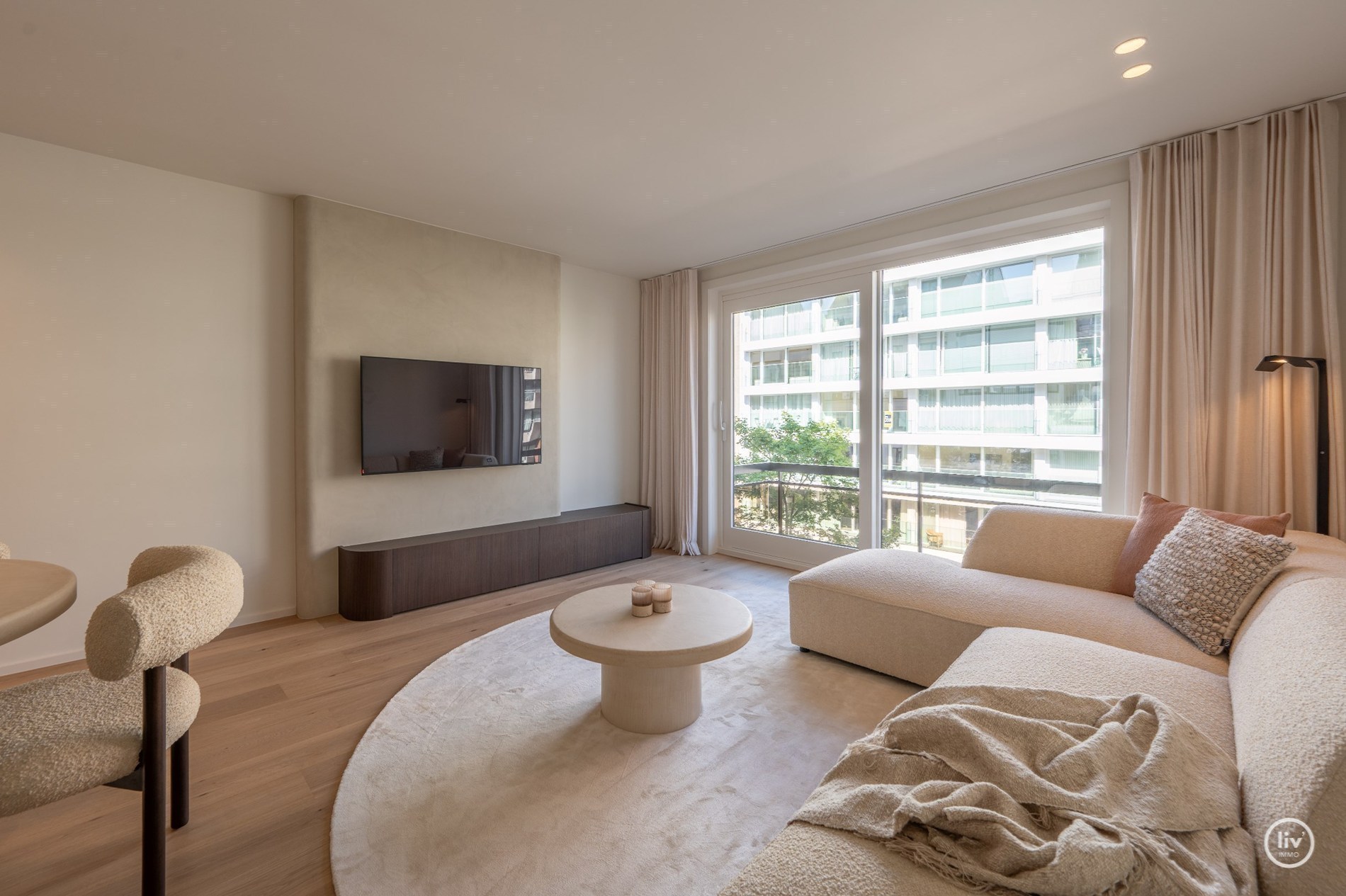 Appartement entièrement rénové avec terrasse situé sur l'avenue Lippens, près de la place Van Bunnen. 