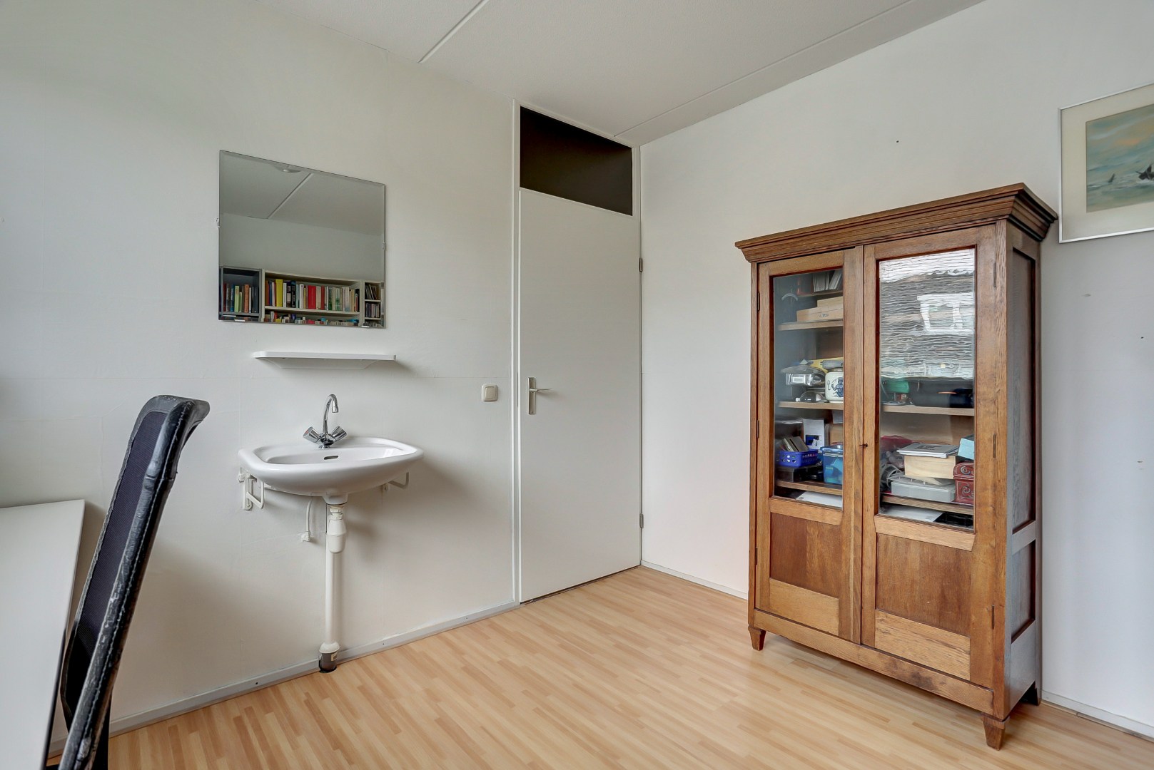 Ruime 5-kamer tussenwoning met inbouw keuken, moderne badkamer, 4 slaapkamers, ruime tuin gelegen op het zuidwesten. 