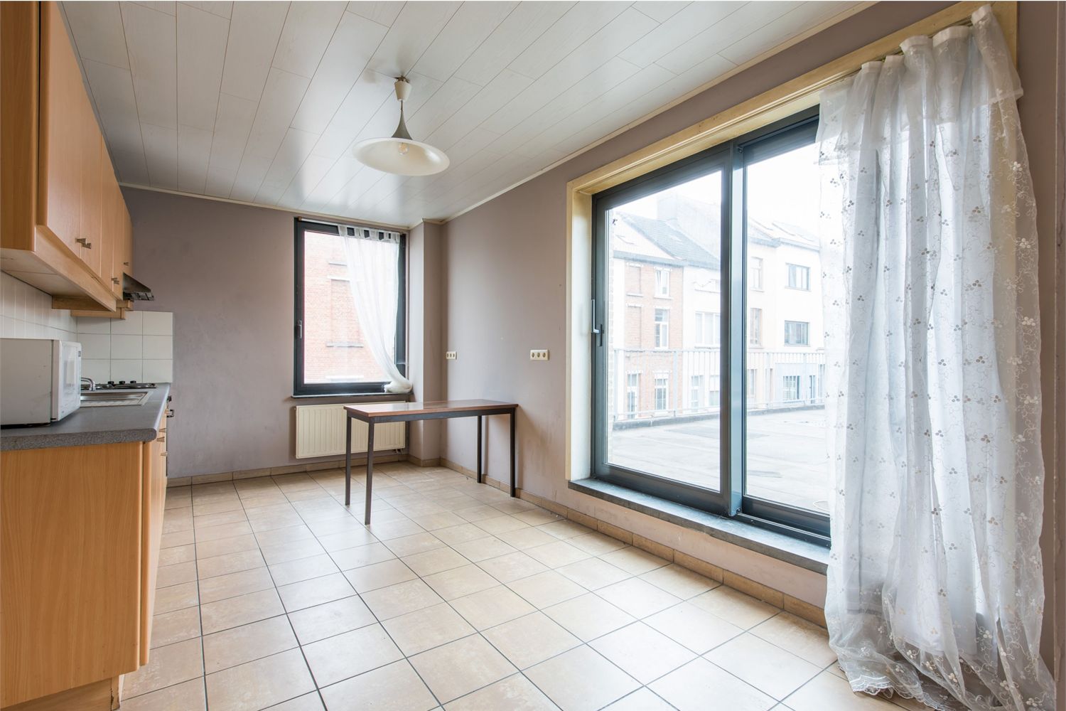 Handelspand met ruime woonst op toplocatie 