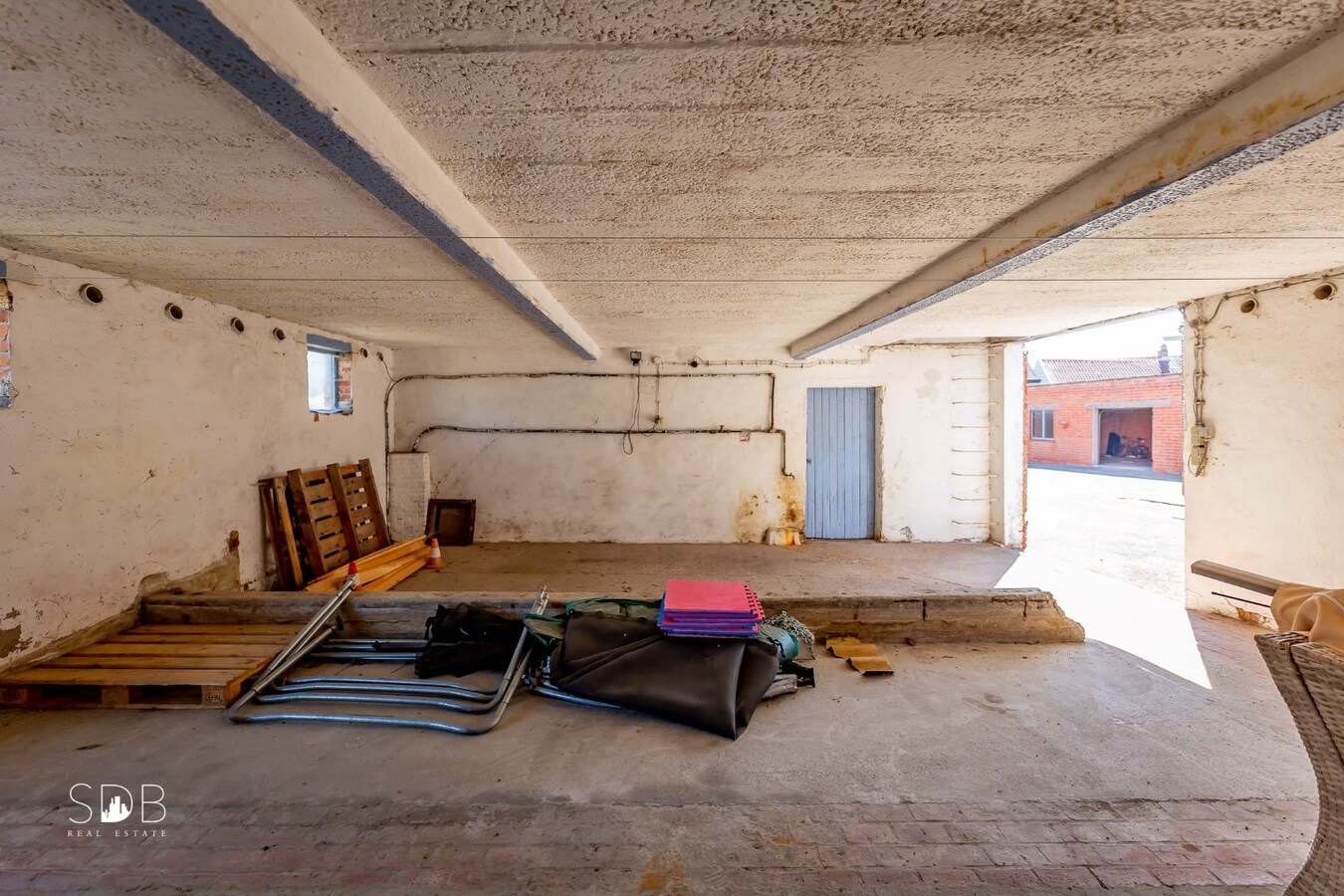 Hedendaagse woning met diverse bijgebouwen op 8.255m² 