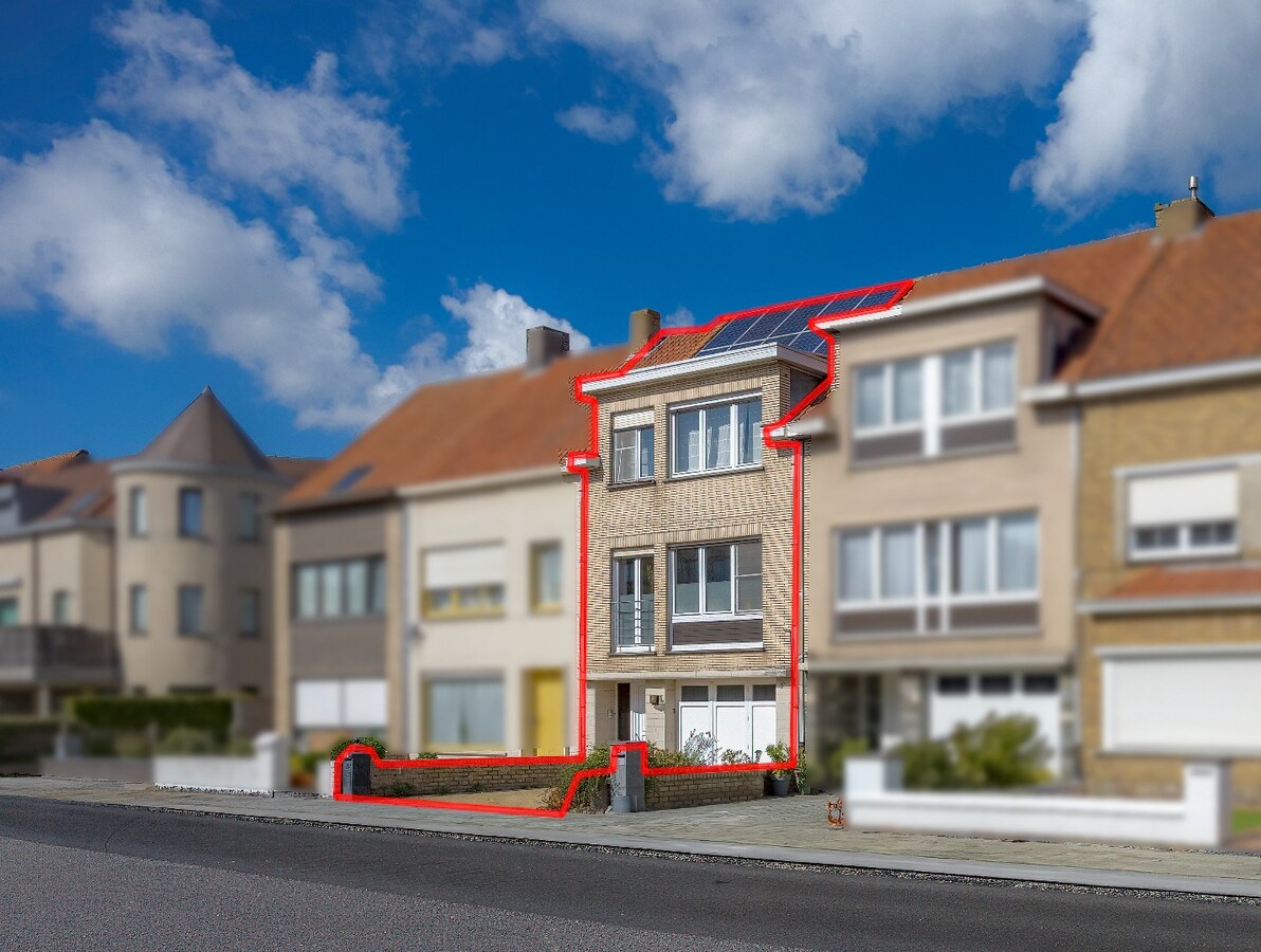 Instapklare bel-etagewoning met garage, zonnepanelen en aangename buitenruimte in het centrum van Heist. 