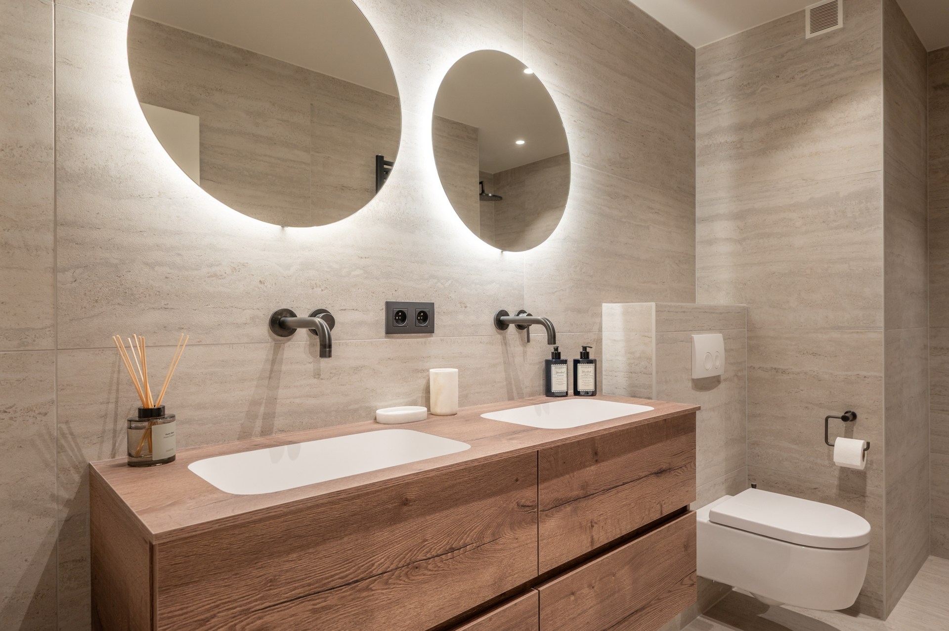 Appartement en duplex spacieux et rénové, orienté plein sud, situé dans un emplacement exceptionnel sur la Lippenslaan. 