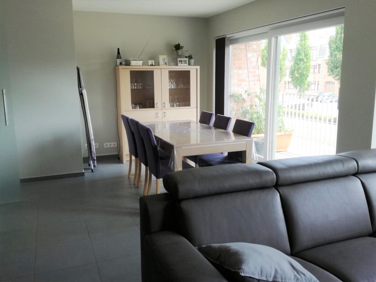 Ruim 2 slaapkamerappartement op uitstekende ligging te Poelkapelle 