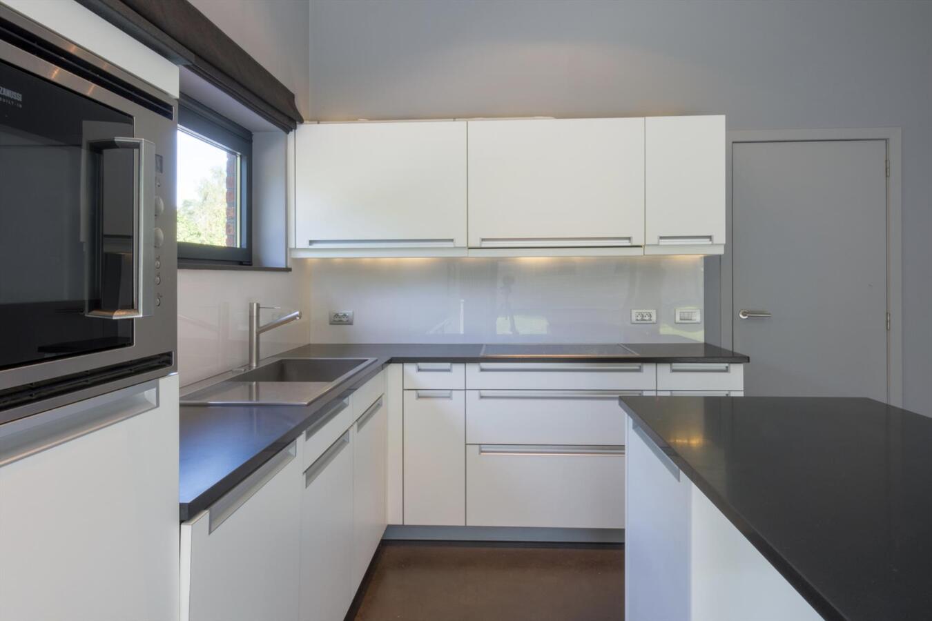 Moderne laagbouwwoning met magazijn 