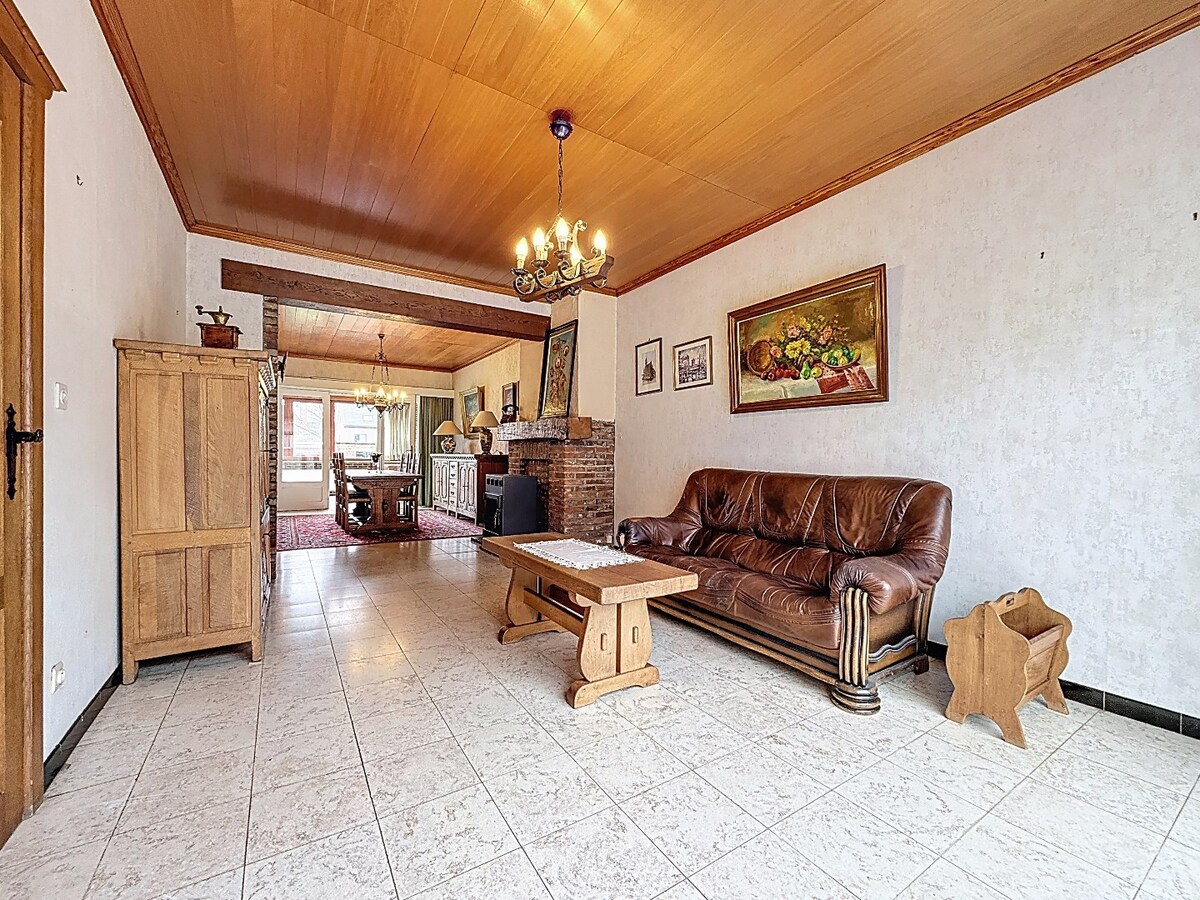 Op te frissen (gezins)woning met garage en tuin te Bevegem 