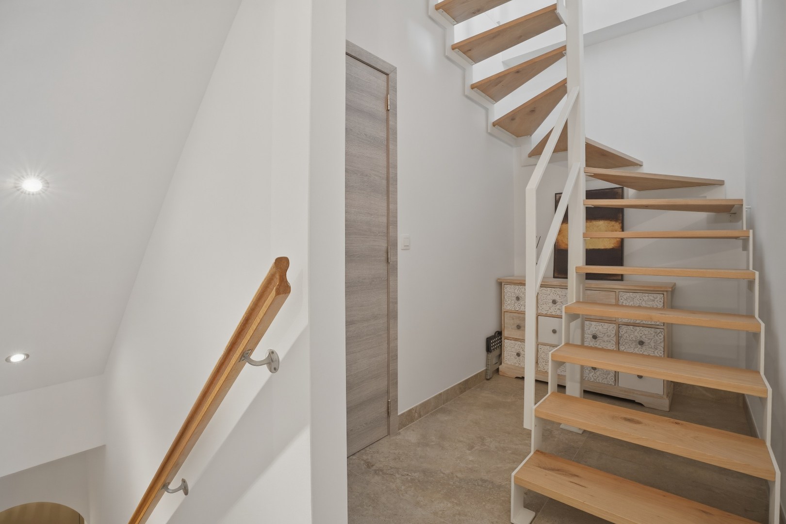 Ruime en instapklare rijwoning in het hart van Nieuwpoort op 284 m² met garage en nieuwe oprit! 