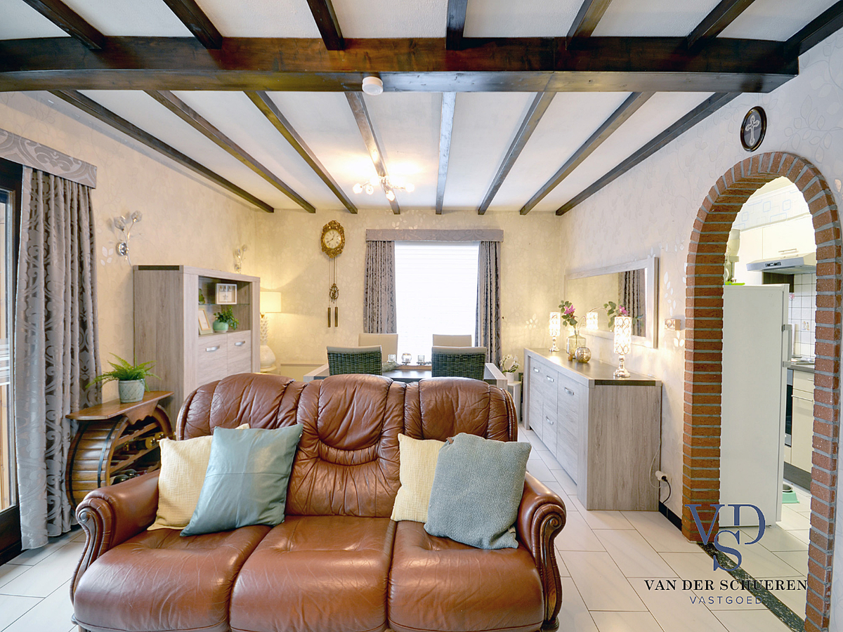 Praktische Half-Open Bungalow met afzonderlijke garage. 