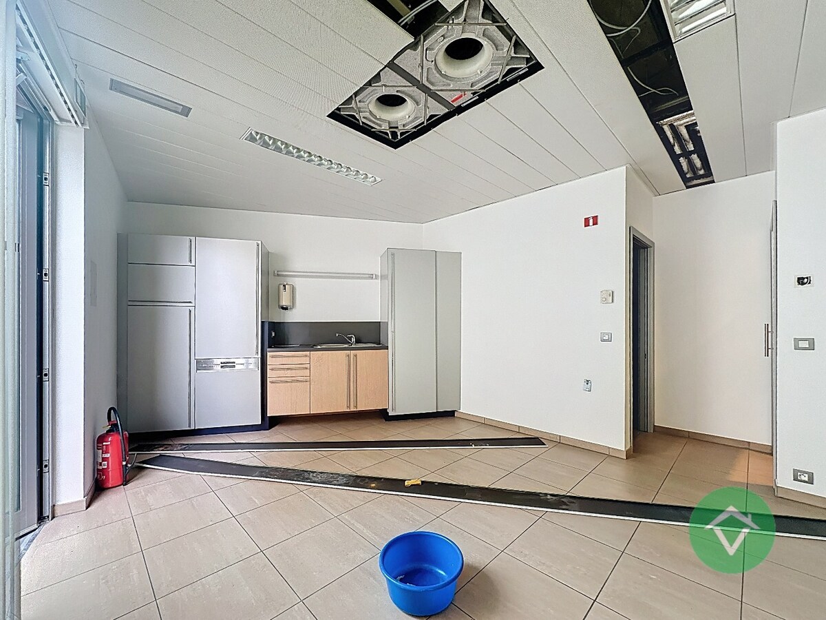 Commerciële toplocatie in Vleteren met burelen, vergaderruimtes en parking 