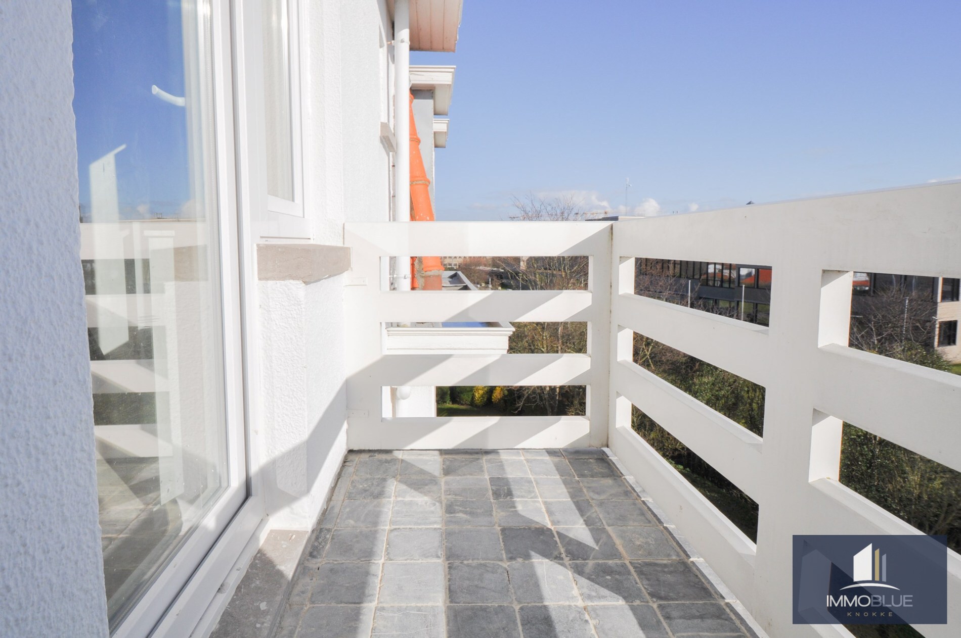 Appartement entièrement rénové et situé au calme, offrant une vue magnifique sur le Zegemeer. 