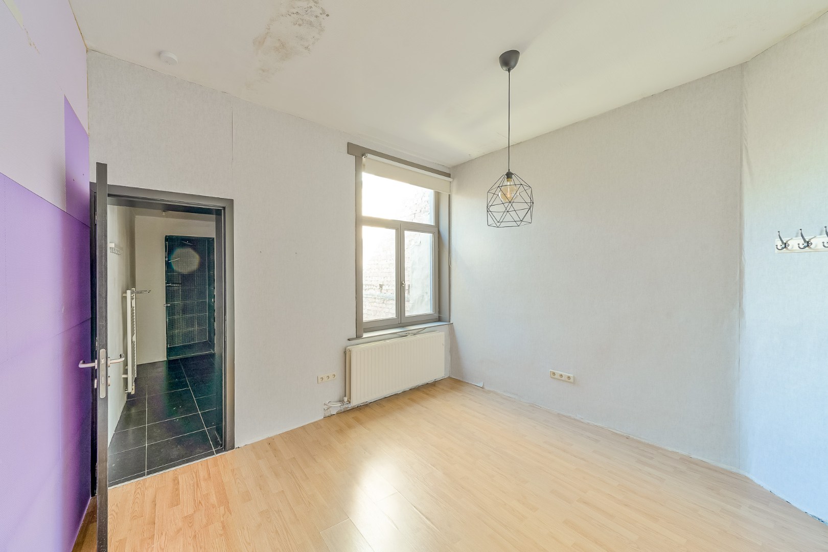 Te renoveren stadswoning met 5 slaapkamers, 3 badkamers en koer in hartje Oostende 