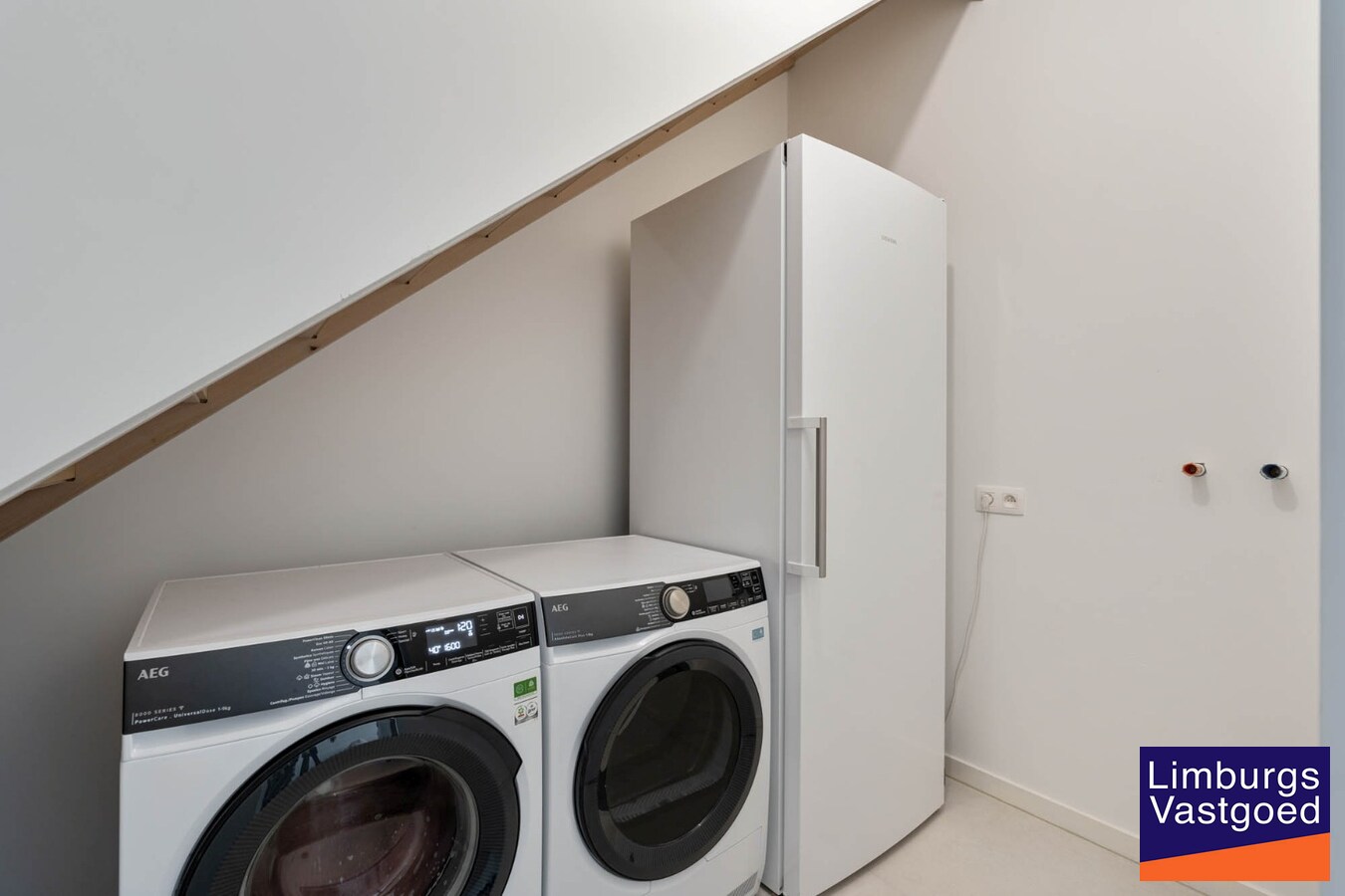 Moderne nieuwbouwwoning, 5 slpk, op een perceel van 4a31ca. 