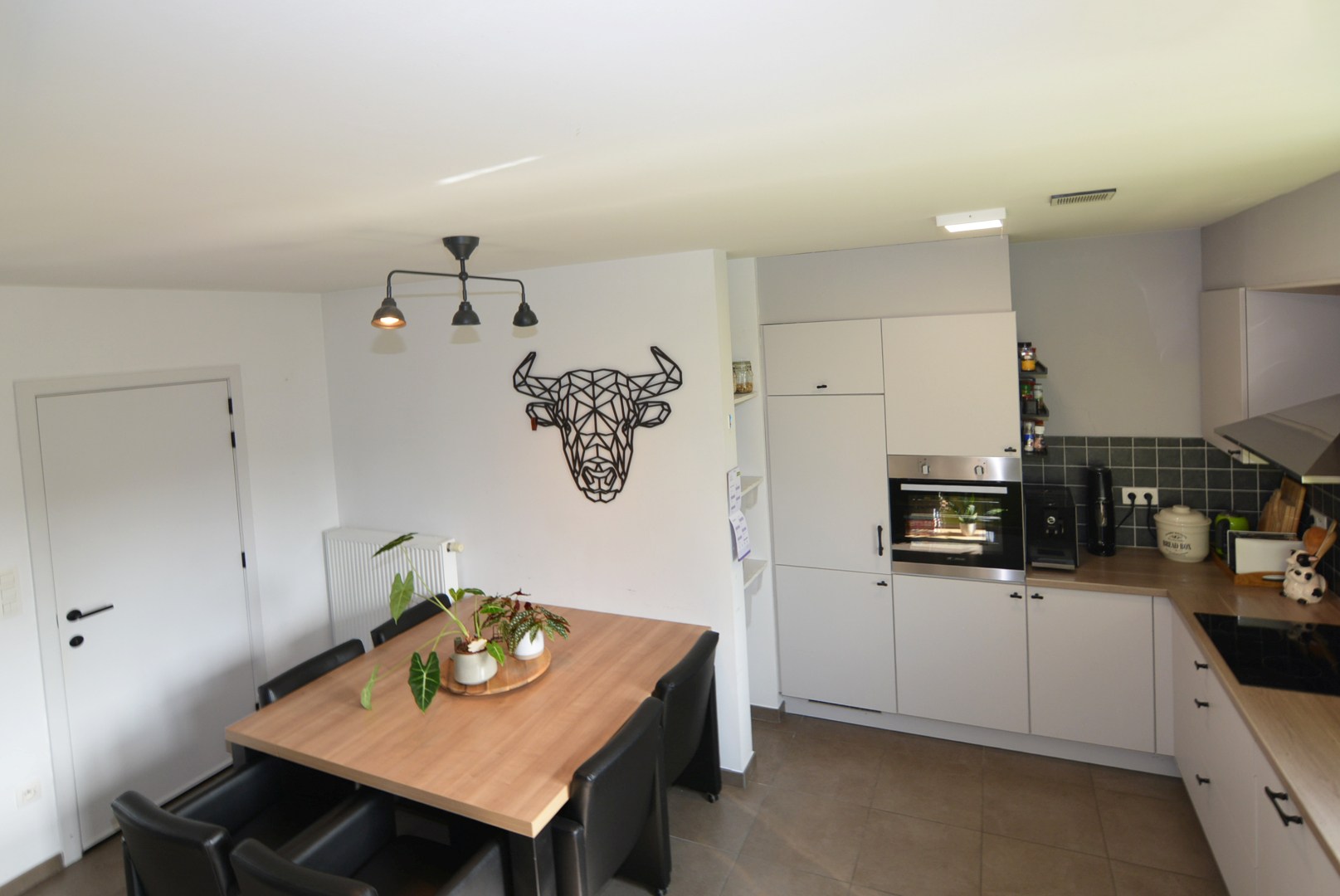Energiezuinig duplex-appartement met 2 slpk, terras en carport met berging. 