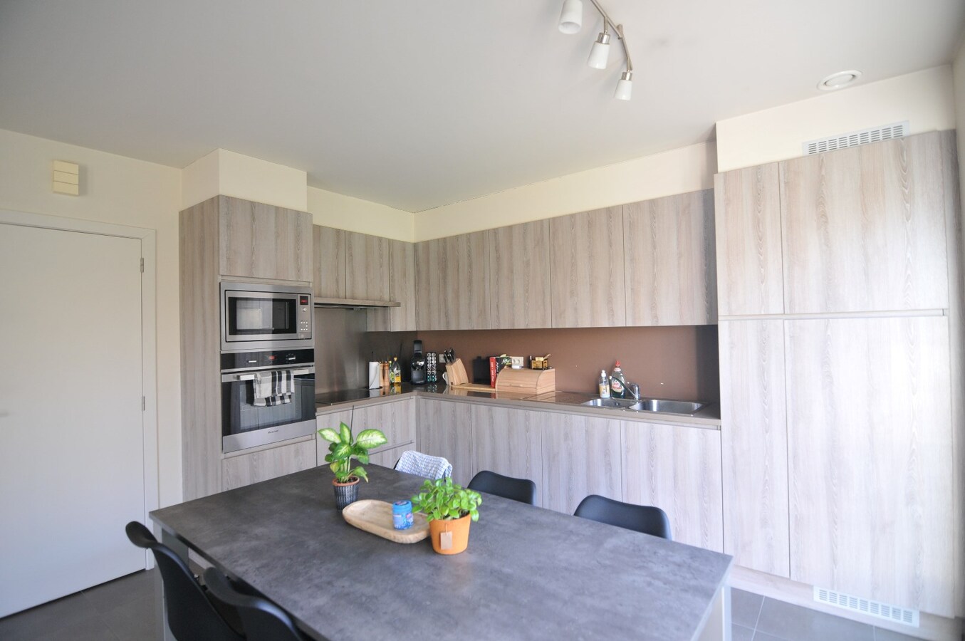 Halfopen bebouwing in rustige bouwverkaveling 