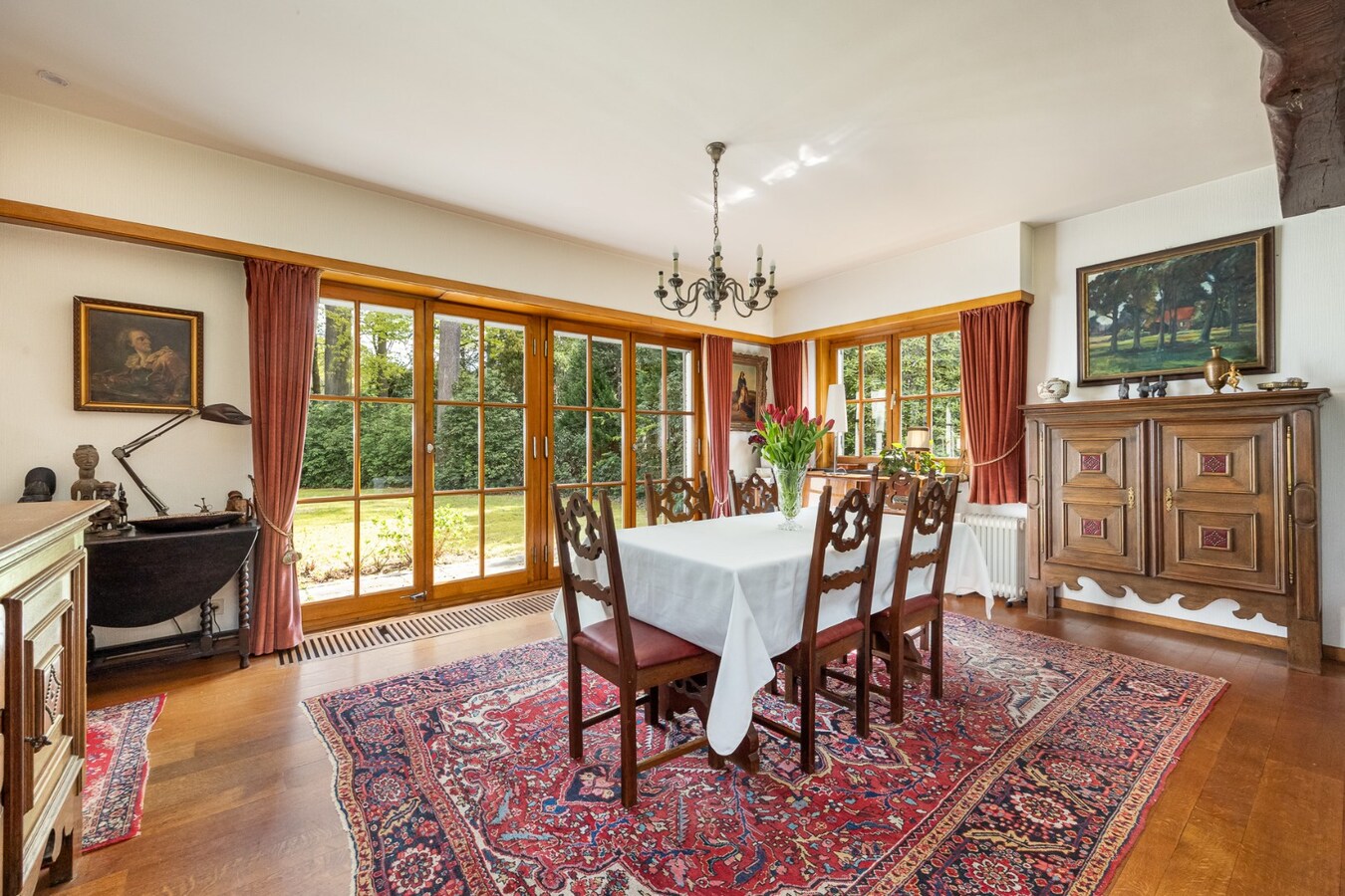 Villa met praktijkruimte en dubbele garage op riant perceel van 2.010 m² te Schoten 