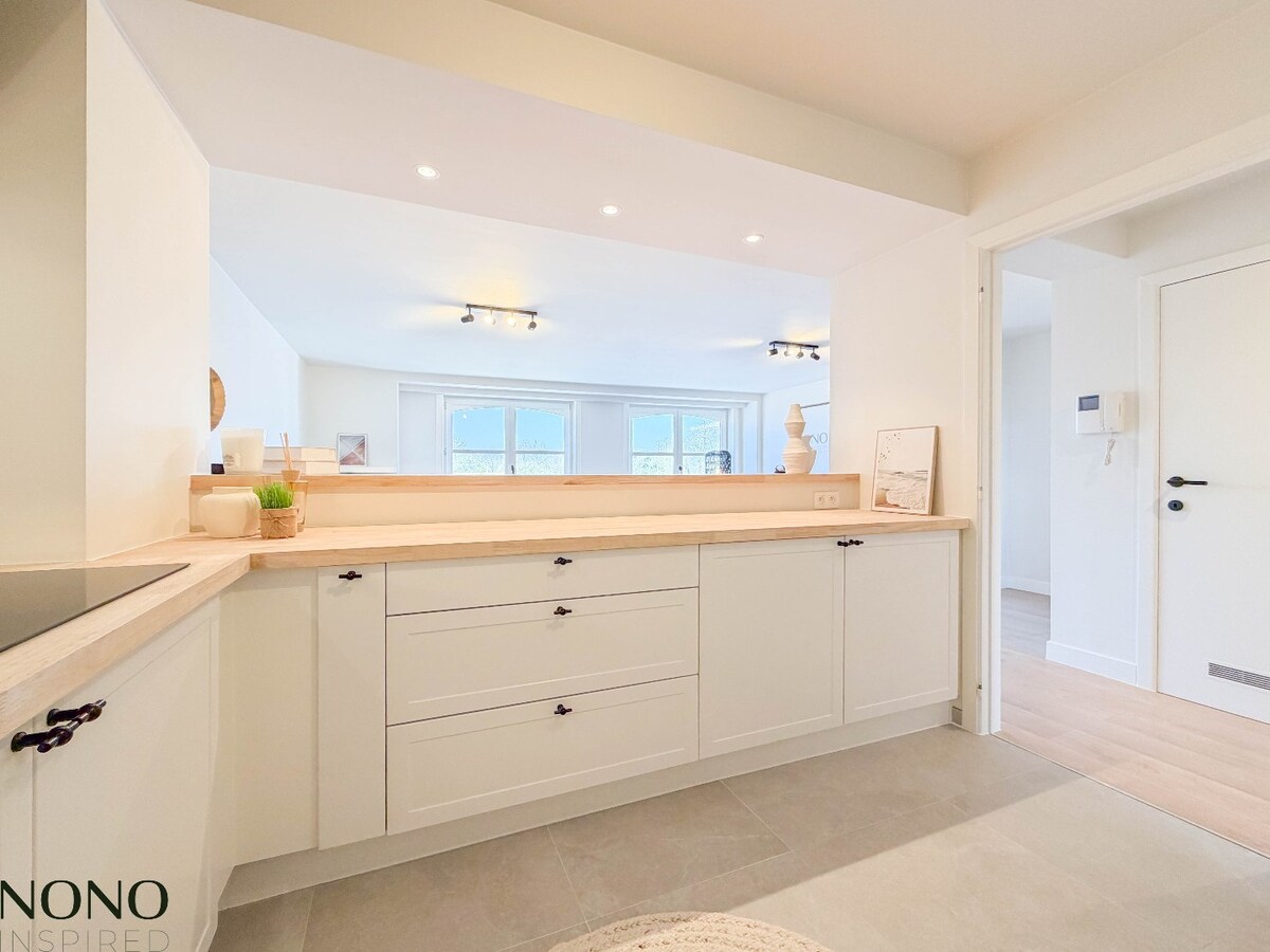 Fantastisch 2-slaapkamer appartement met staanplaats en terras pal in de Doorniksewijk ! 