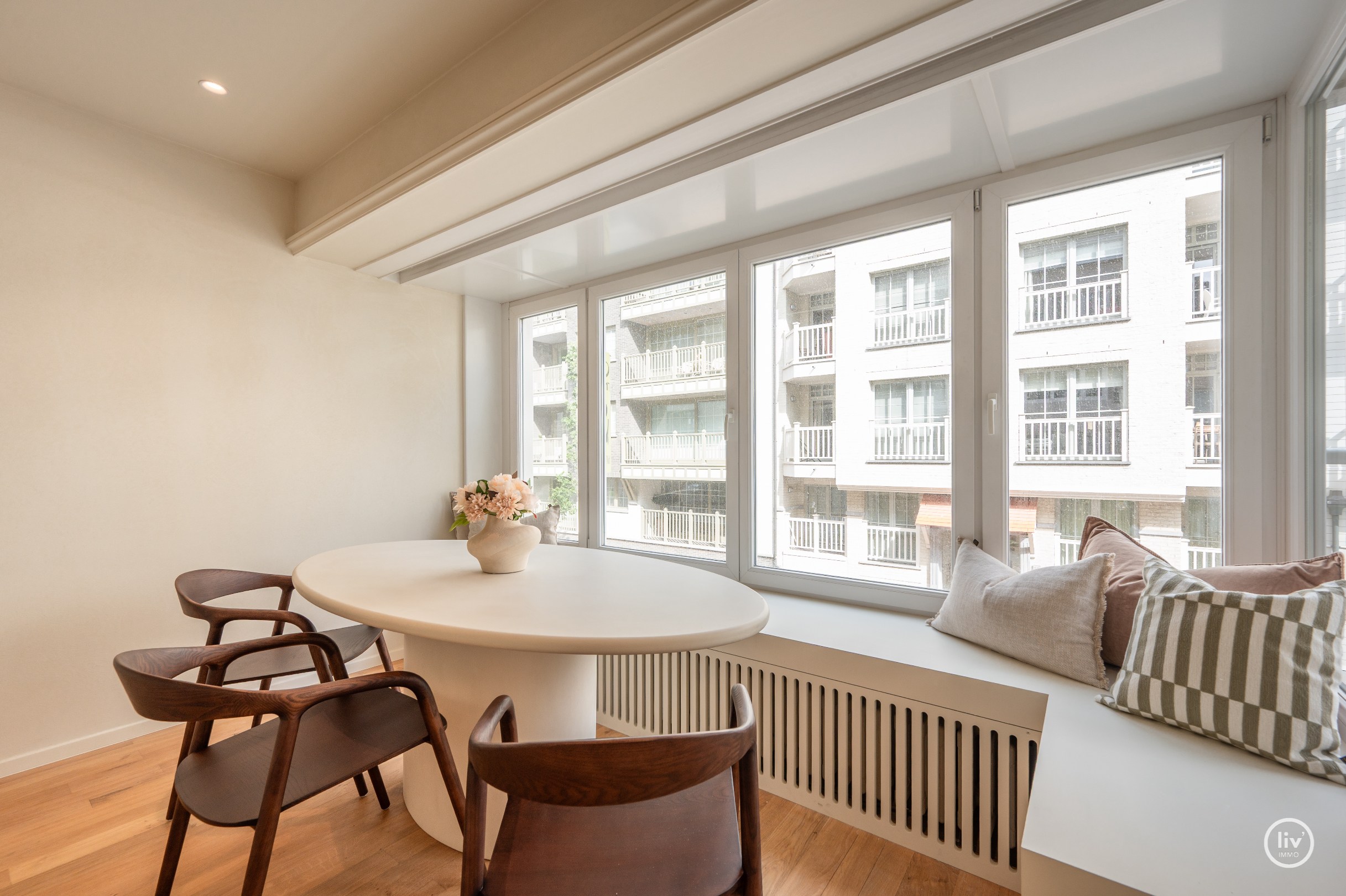 Appartement de 2 chambres élégamment rénové, idéalement situé près du Zoute. 