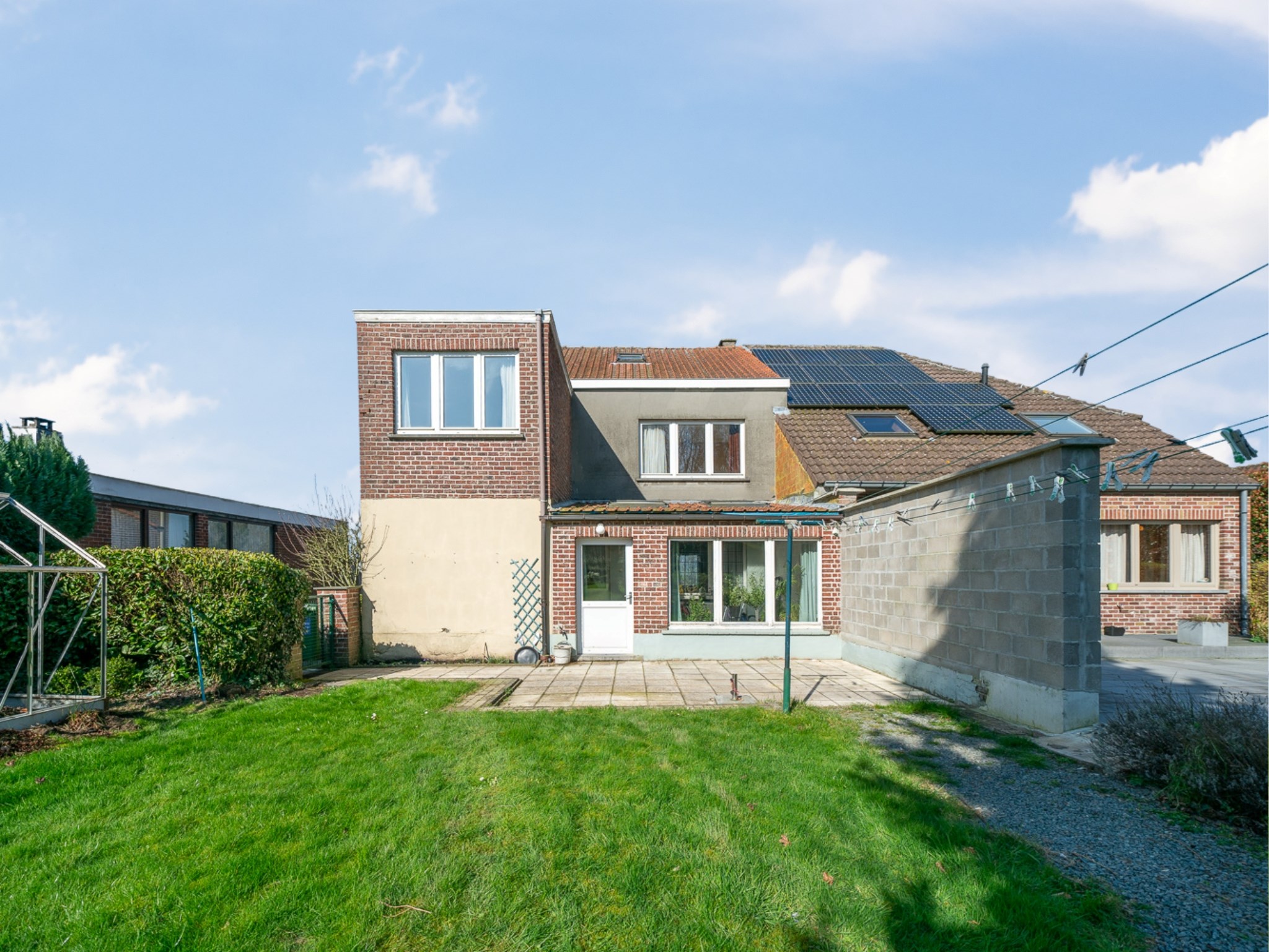 Knappe te renoveren gezinswoning met veel potentieel 