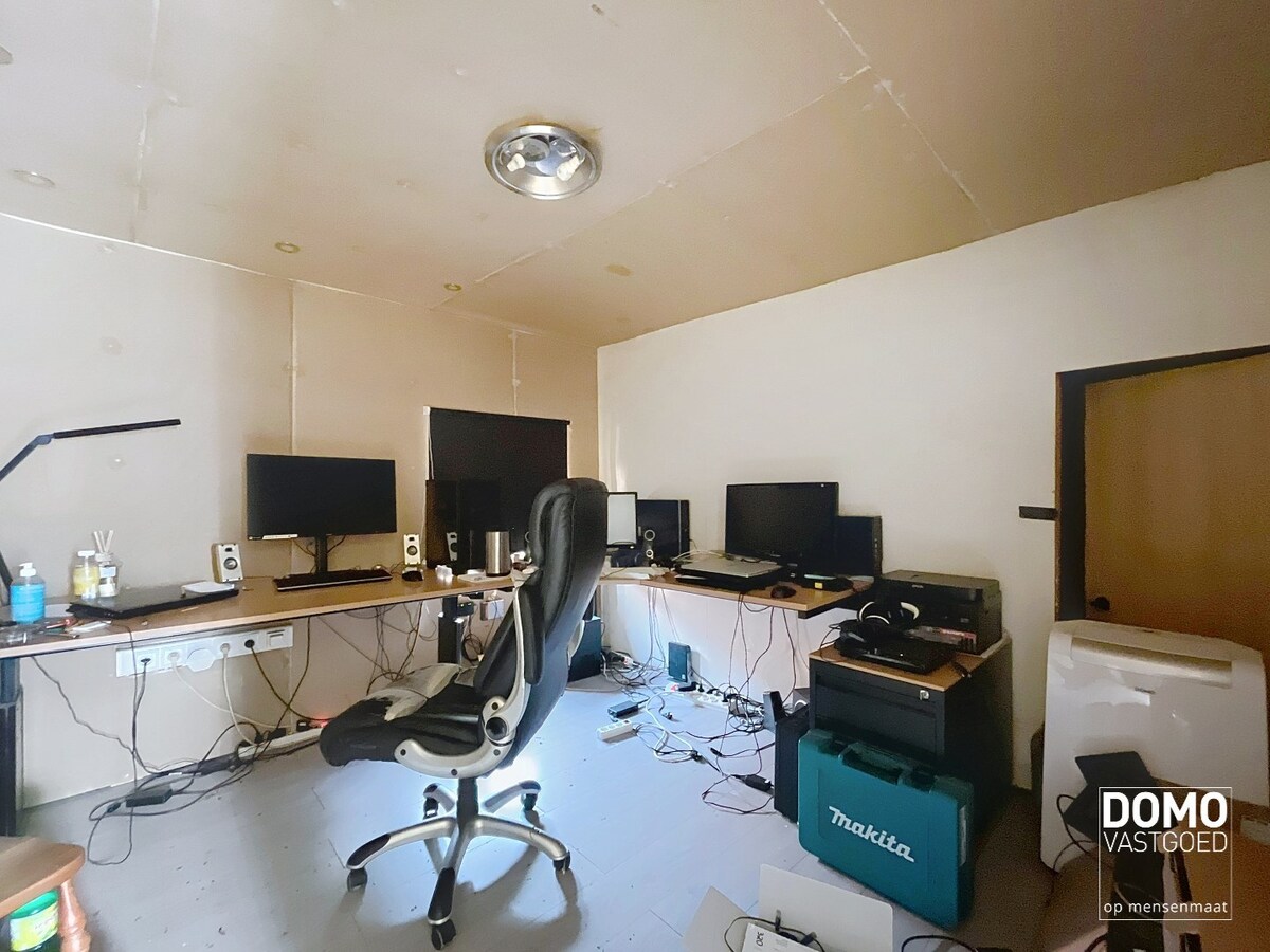 RUIME TE RENOVEREN WONING MET 5 SLAAPKAMERS EN RUIME ACHTERLIGGENDE GARAGE TE BILZEN-HOESELT 