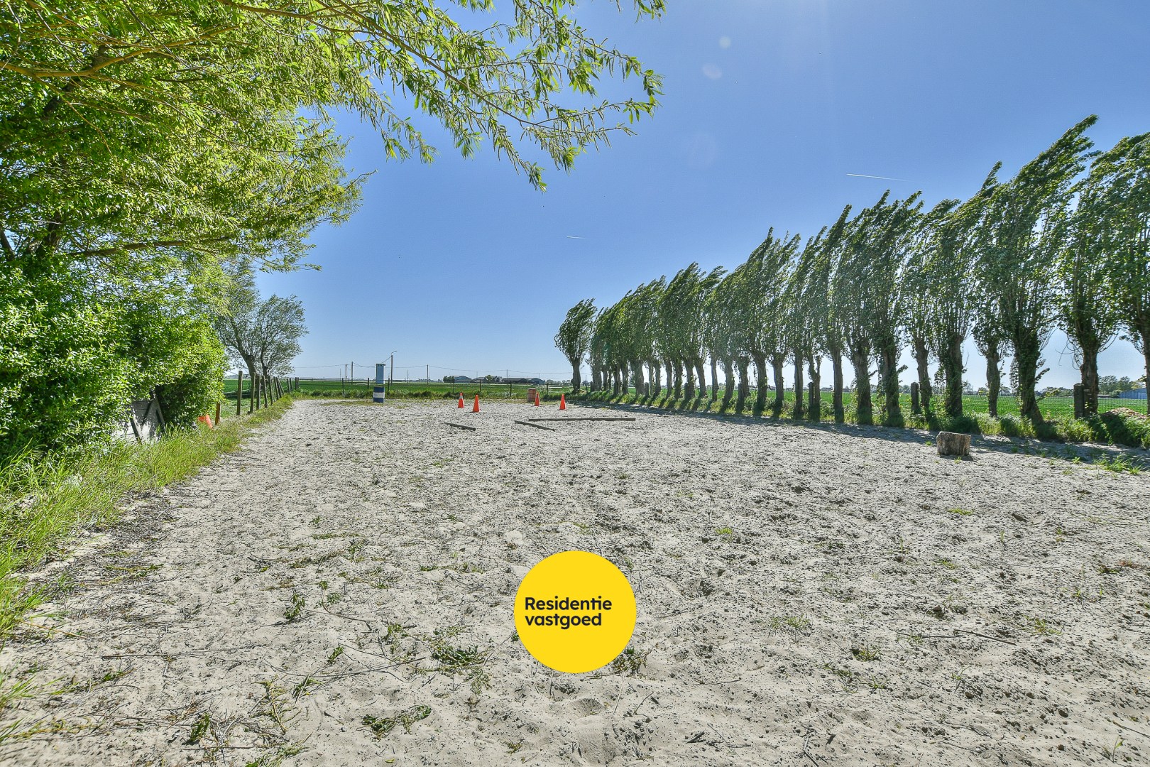 Authentieke hoeve met bouwland, stallen en bijgebouwen op unieke landelijke ligging tussen De Haan en Nieuwmunster 