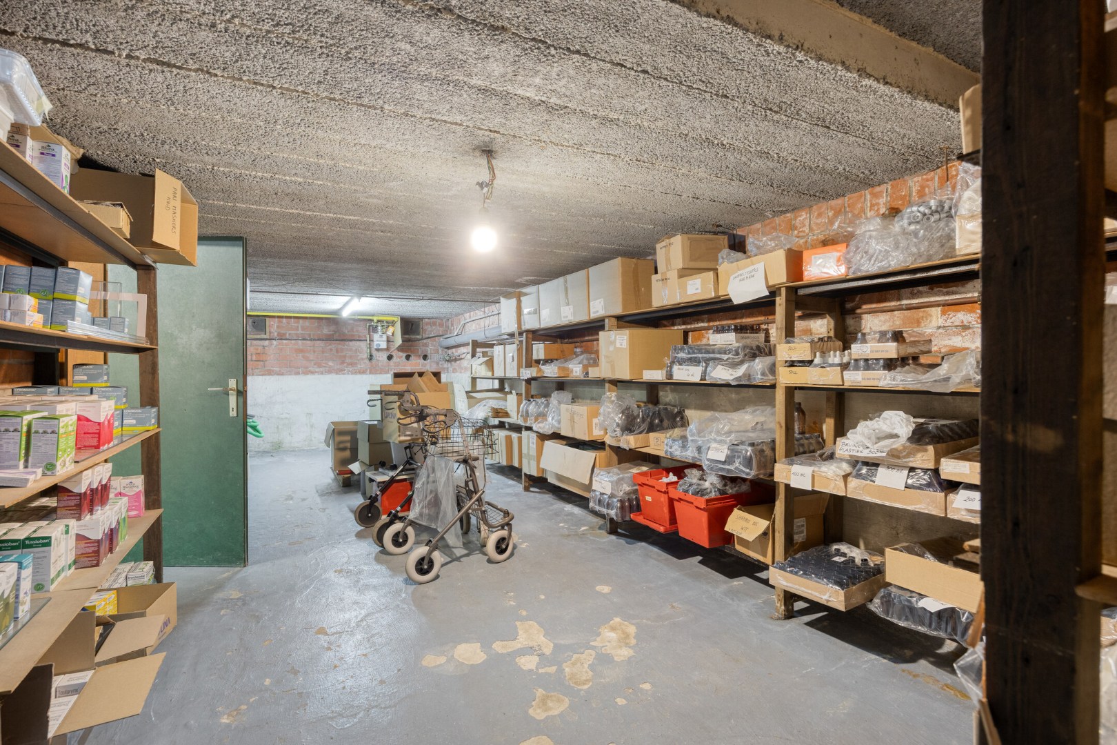 Handelswoning met 3 slpk. en privéparking in het centrum van Balen 