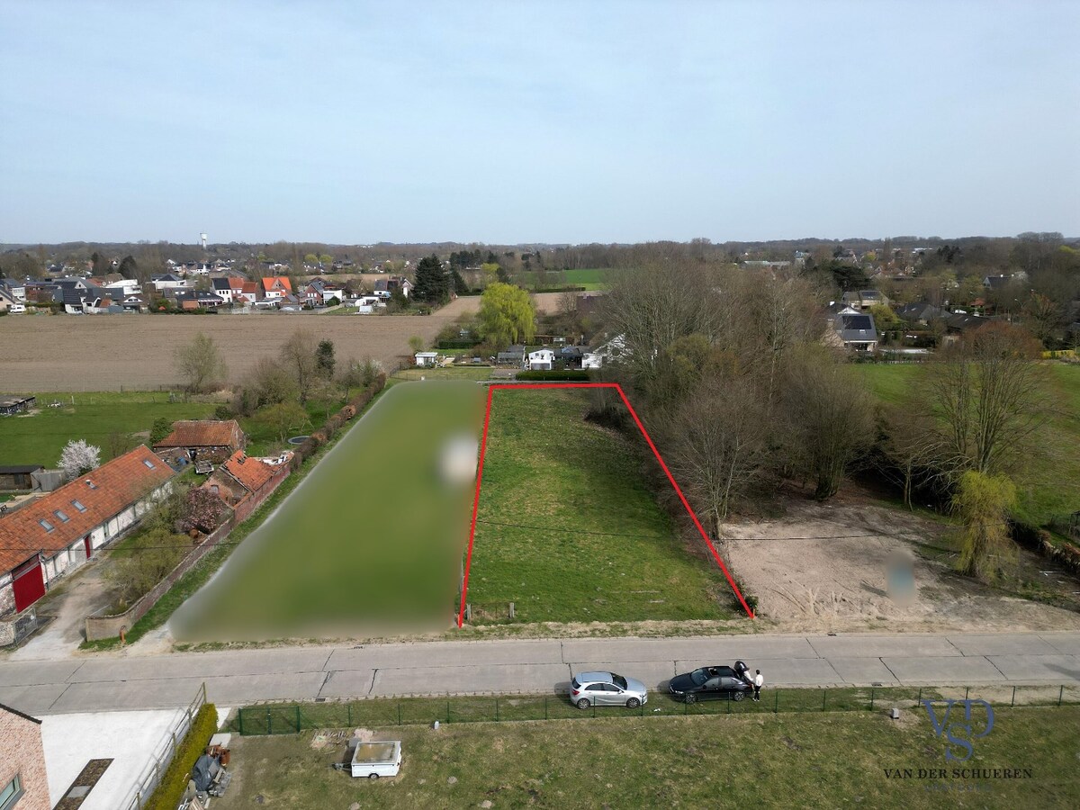 Goed, in een groene omgeving, gelegen stuk bouwgrond 