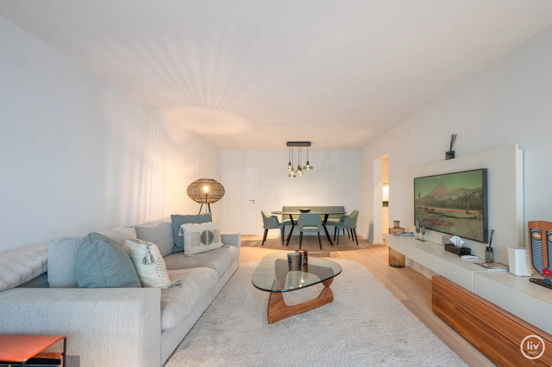 Centraal gelegen gerenoveerd  2-slaapkamer appartement om de hoek vd Lippenslaan met terras