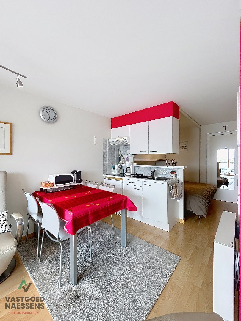 Studio prêt à emménager avec beaucoup de lumière naturelle et vue sur la mer. 