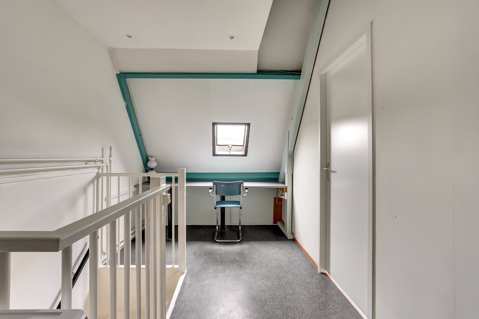 Ruime 5-kamer tussenwoning met inbouw keuken, moderne badkamer, 4 slaapkamers, ruime tuin gelegen op het zuidwesten. 