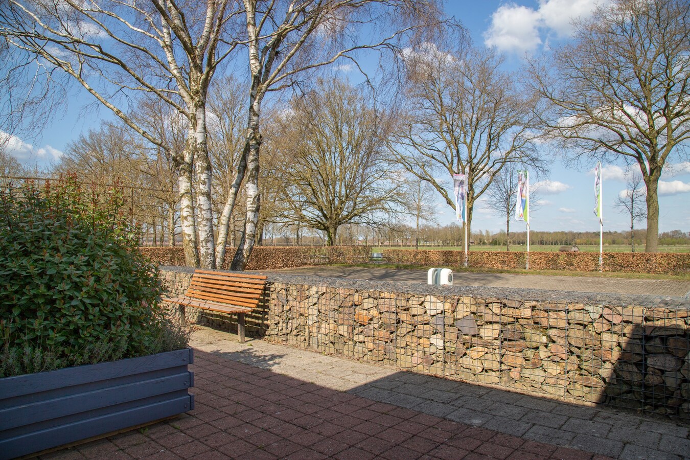 Vrijstaande representatieve kantoorruimte van circa 342 m2 met ruim voldoende parkeergelegenheid. (circa 20 plaatsen) 