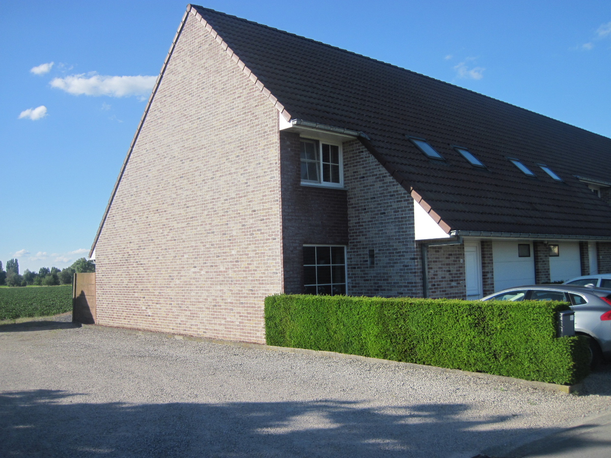 Degelijke woning met terras, tuintje én inpandige garage. 